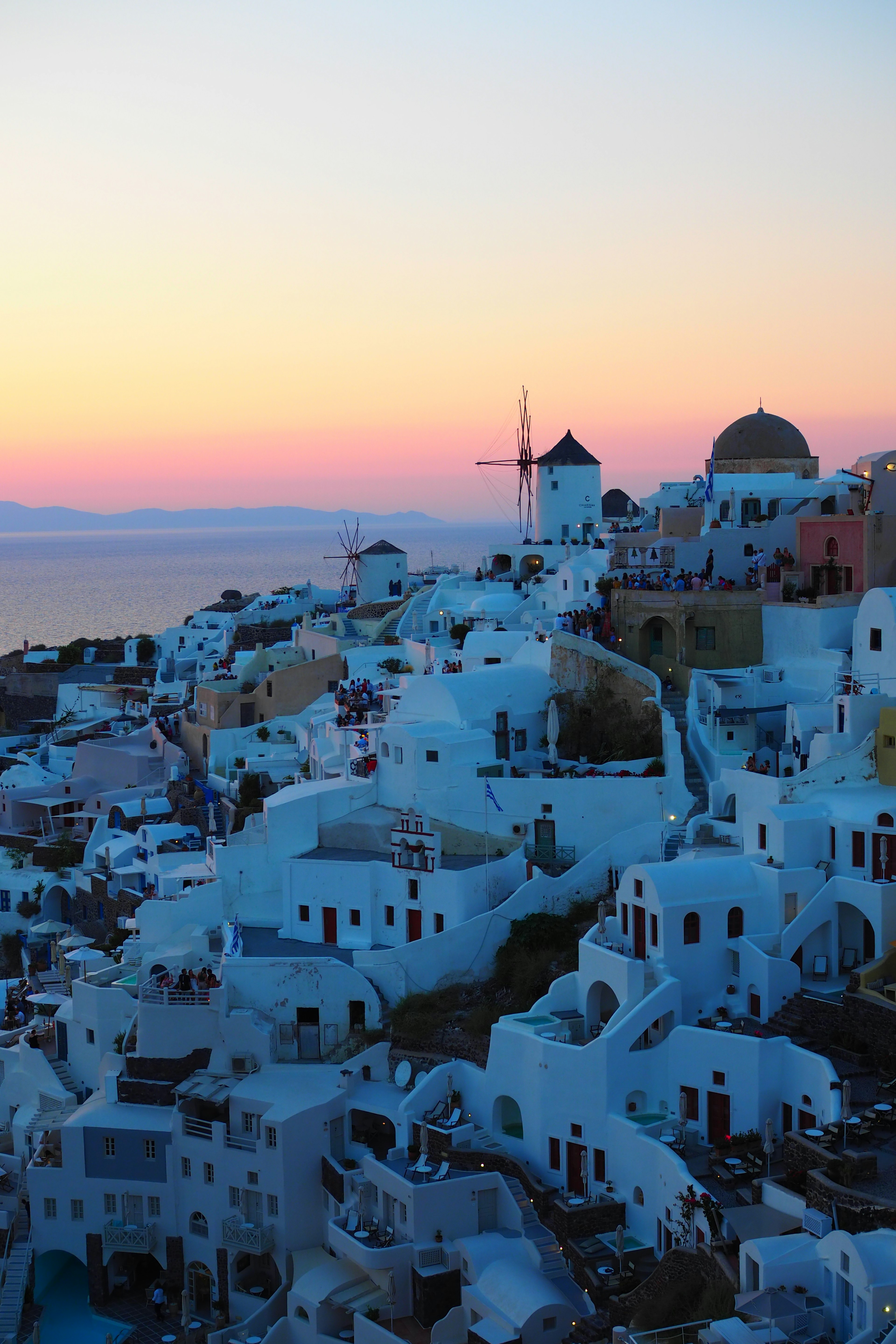 Edificios blancos de Santorini con cielo al atardecer