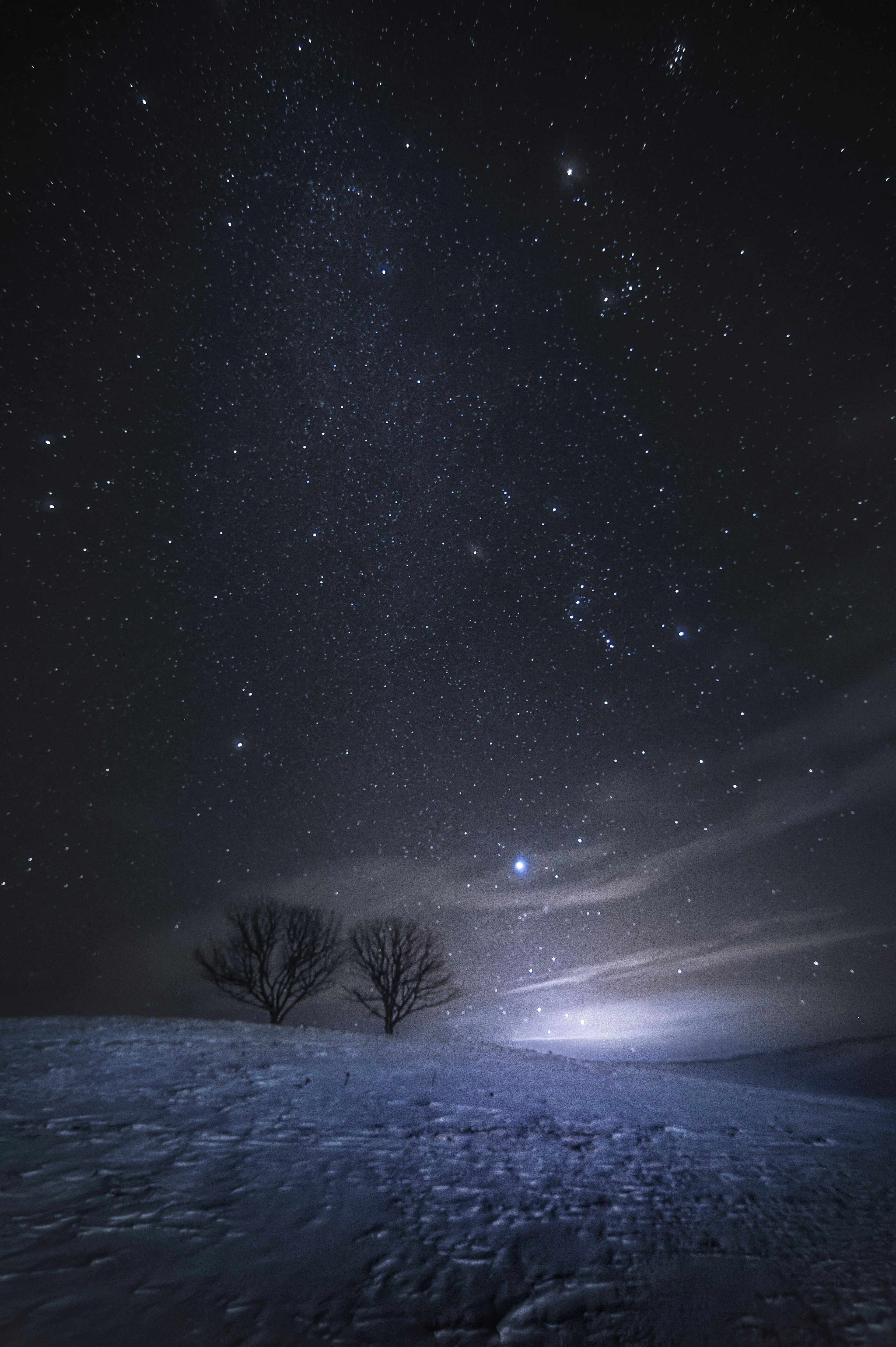 覆蓋雪的山丘與星空