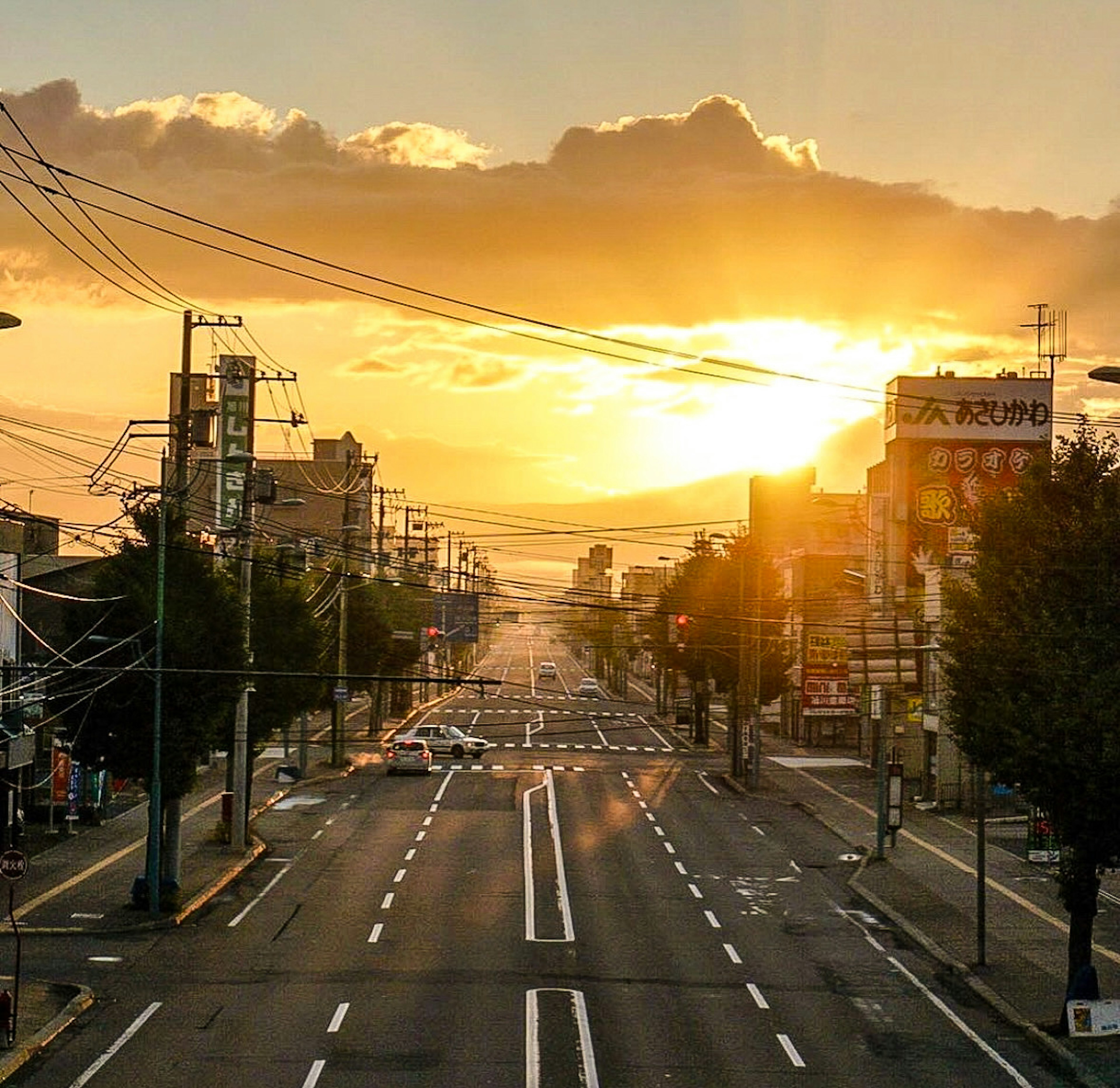 夕日が沈む街並みと静かな道路