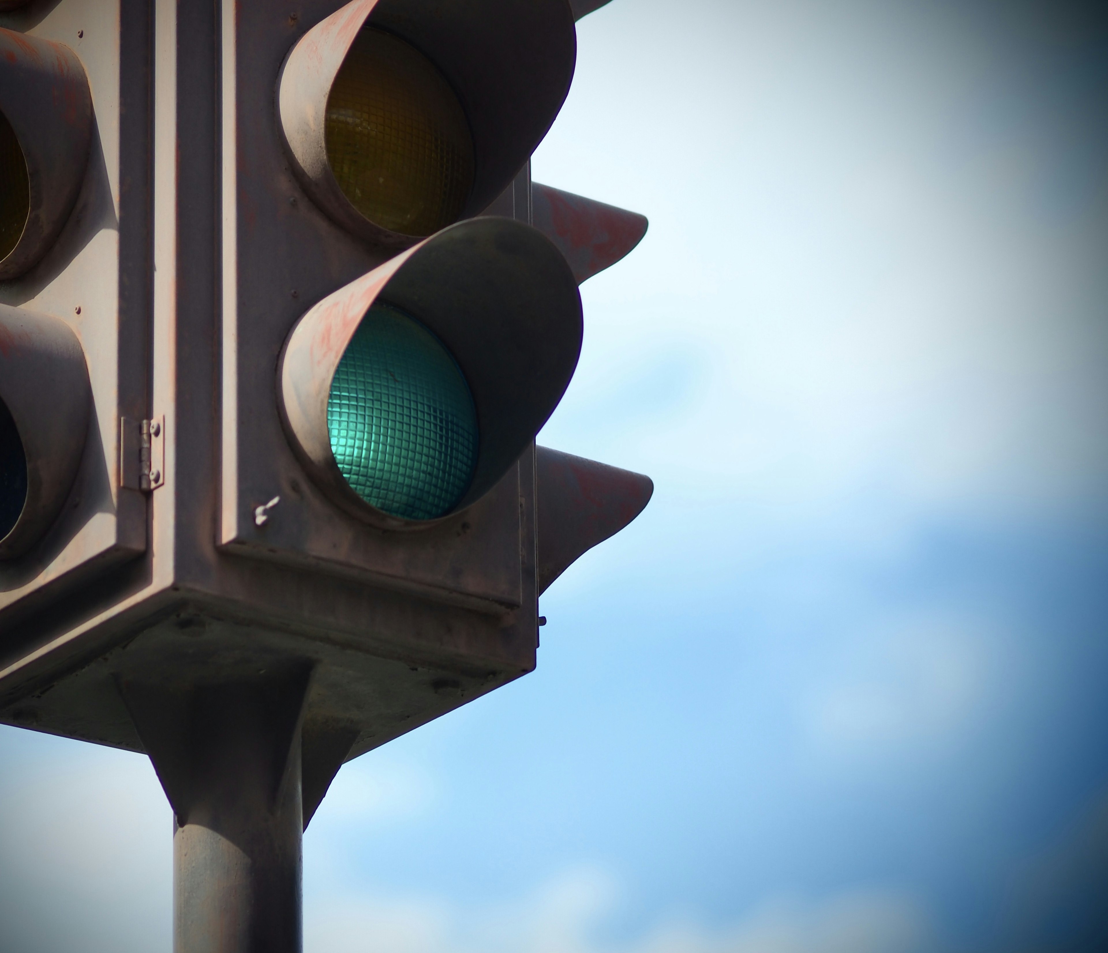 Nahaufnahme einer Verkehrsampel mit leuchtendem grünen Signal