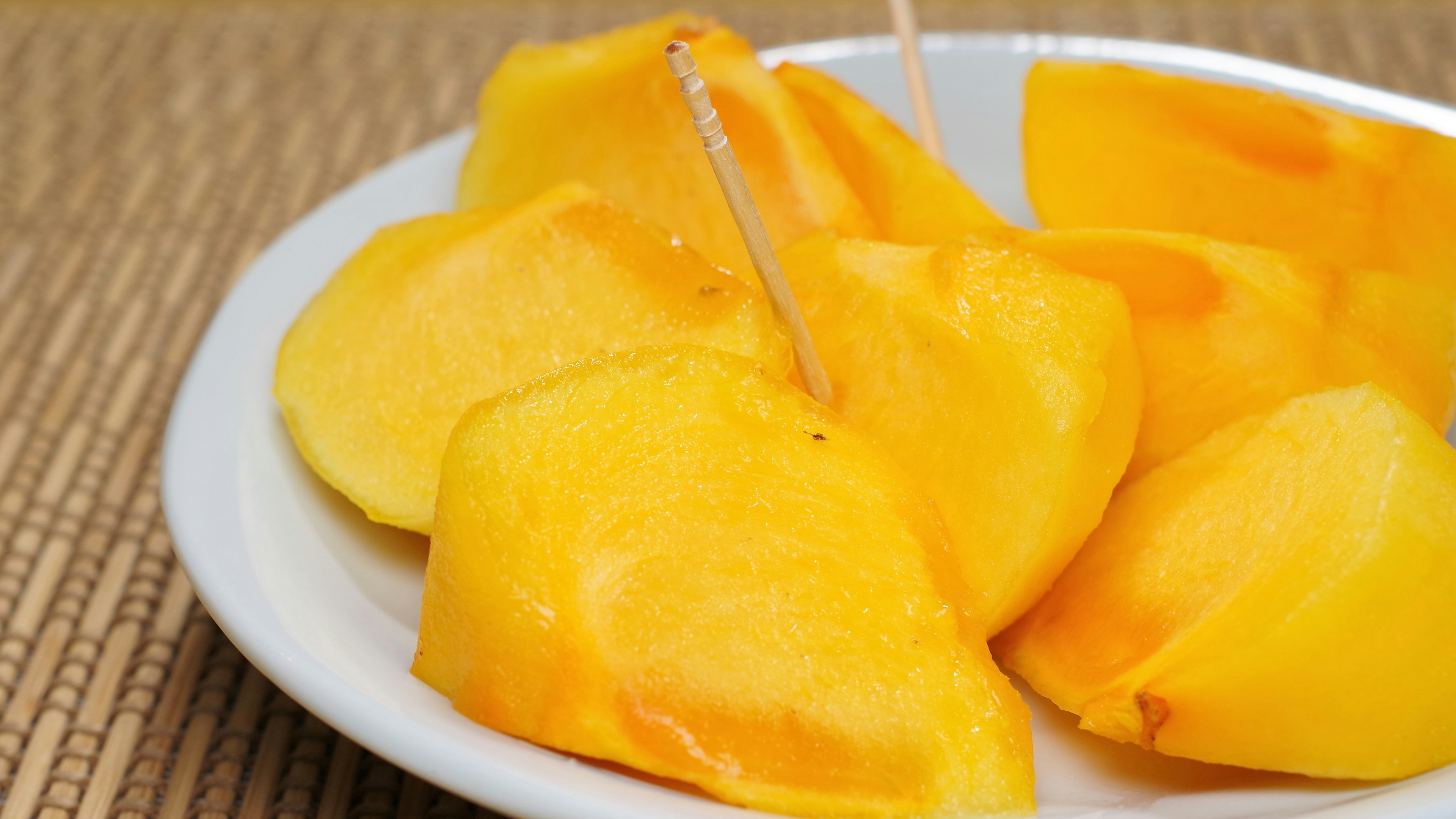 Trozos de mango amarillo en un plato blanco