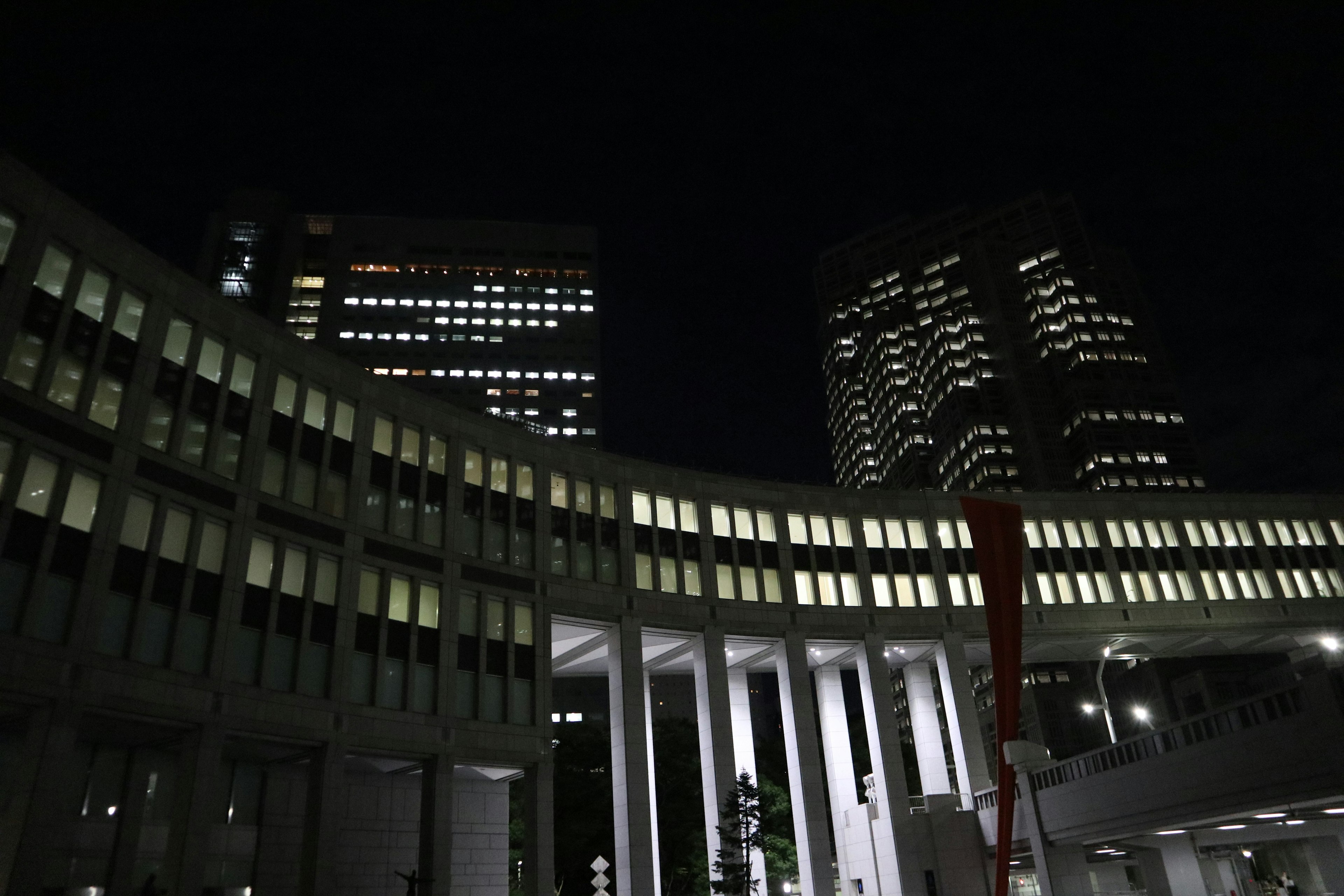 Paysage urbain nocturne avec des bâtiments illuminés