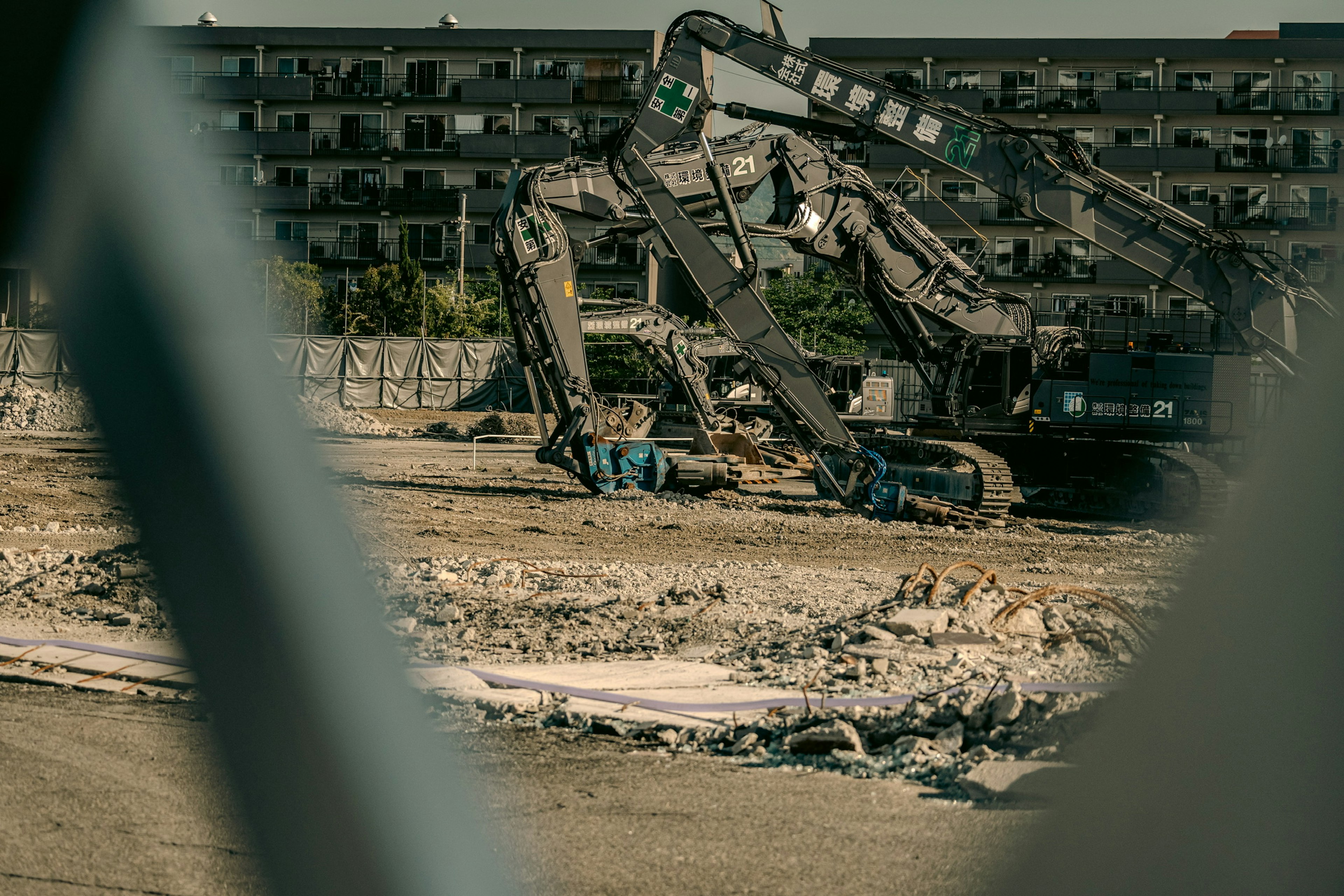 Bild von einer Baustelle mit schweren Maschinen und verstreuten Trümmern