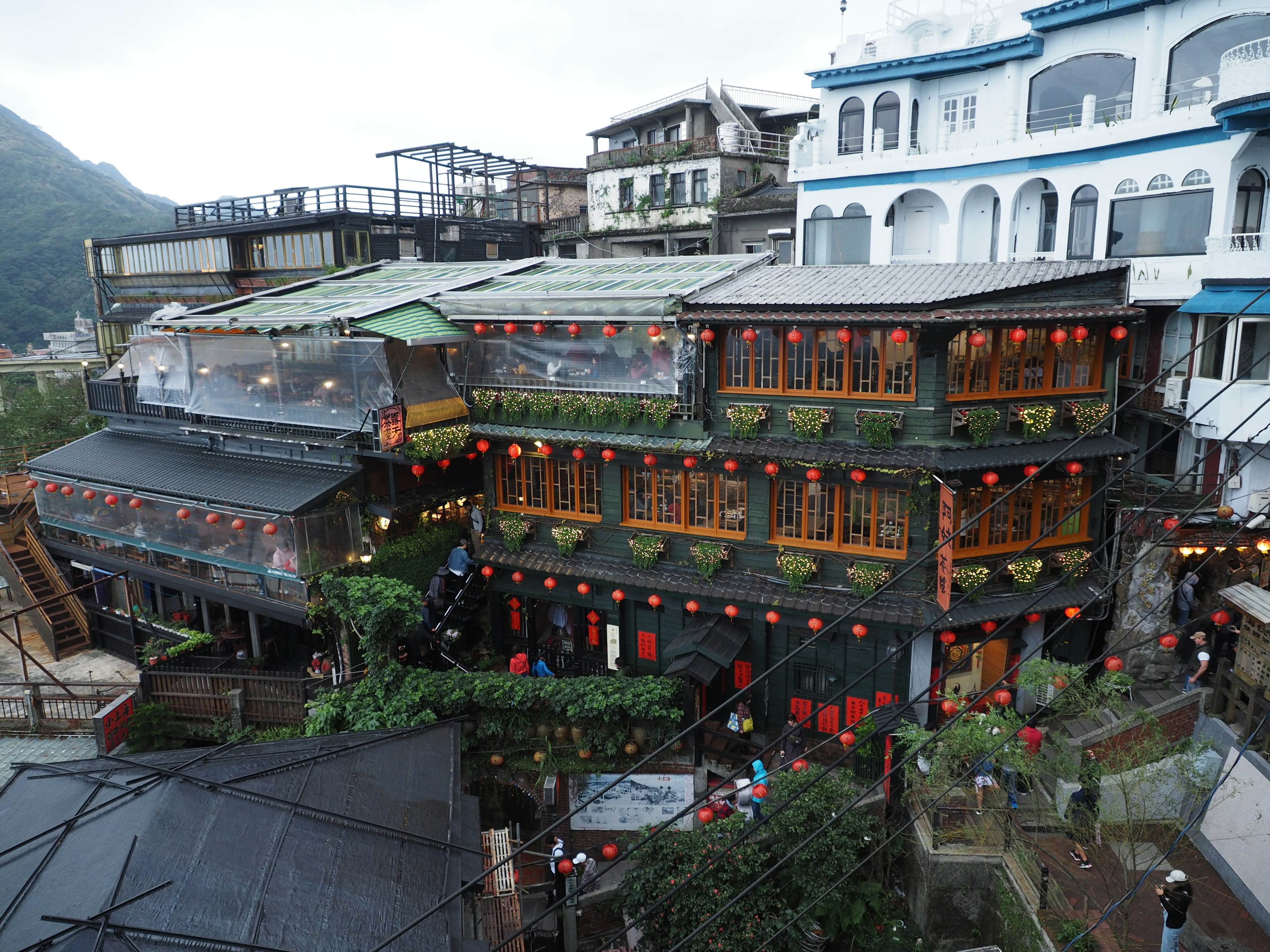 Scena di un villaggio taiwanese tradizionale con lanterne colorate che decorano gli edifici