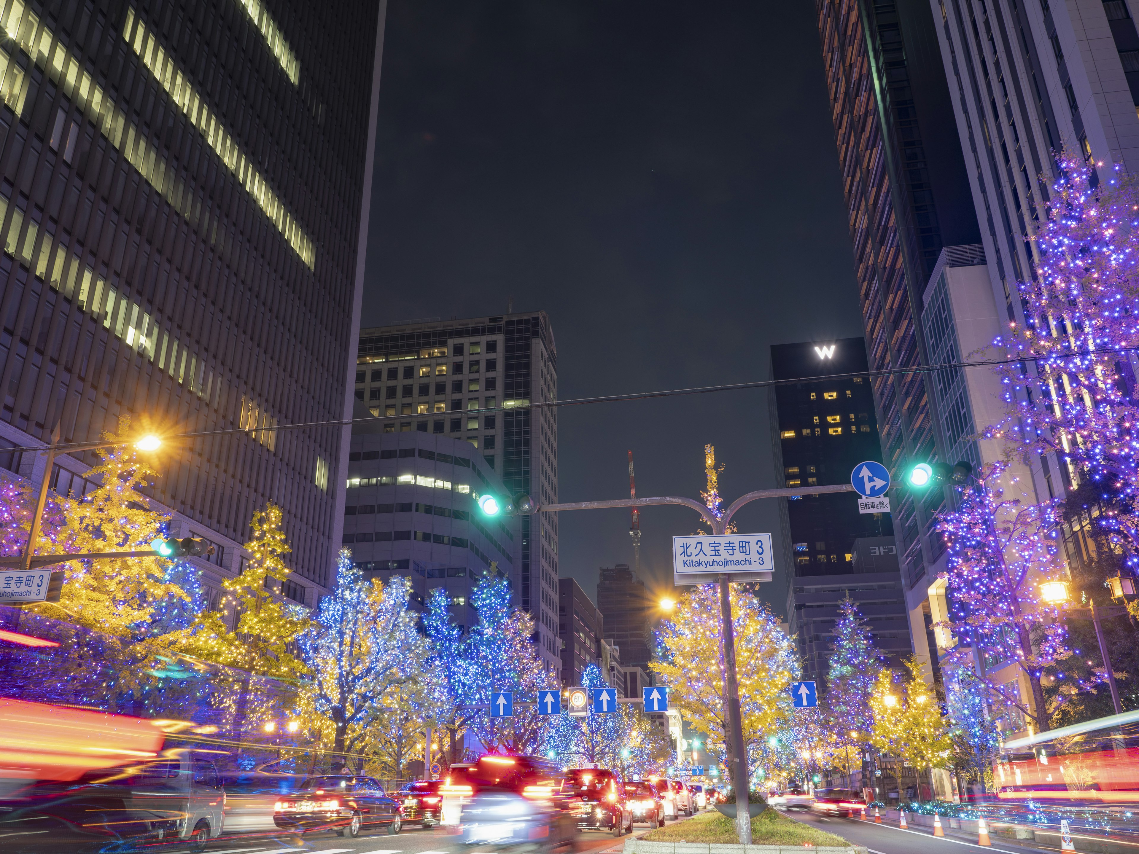 夜间城市景观，明亮的蓝色和黄色灯光