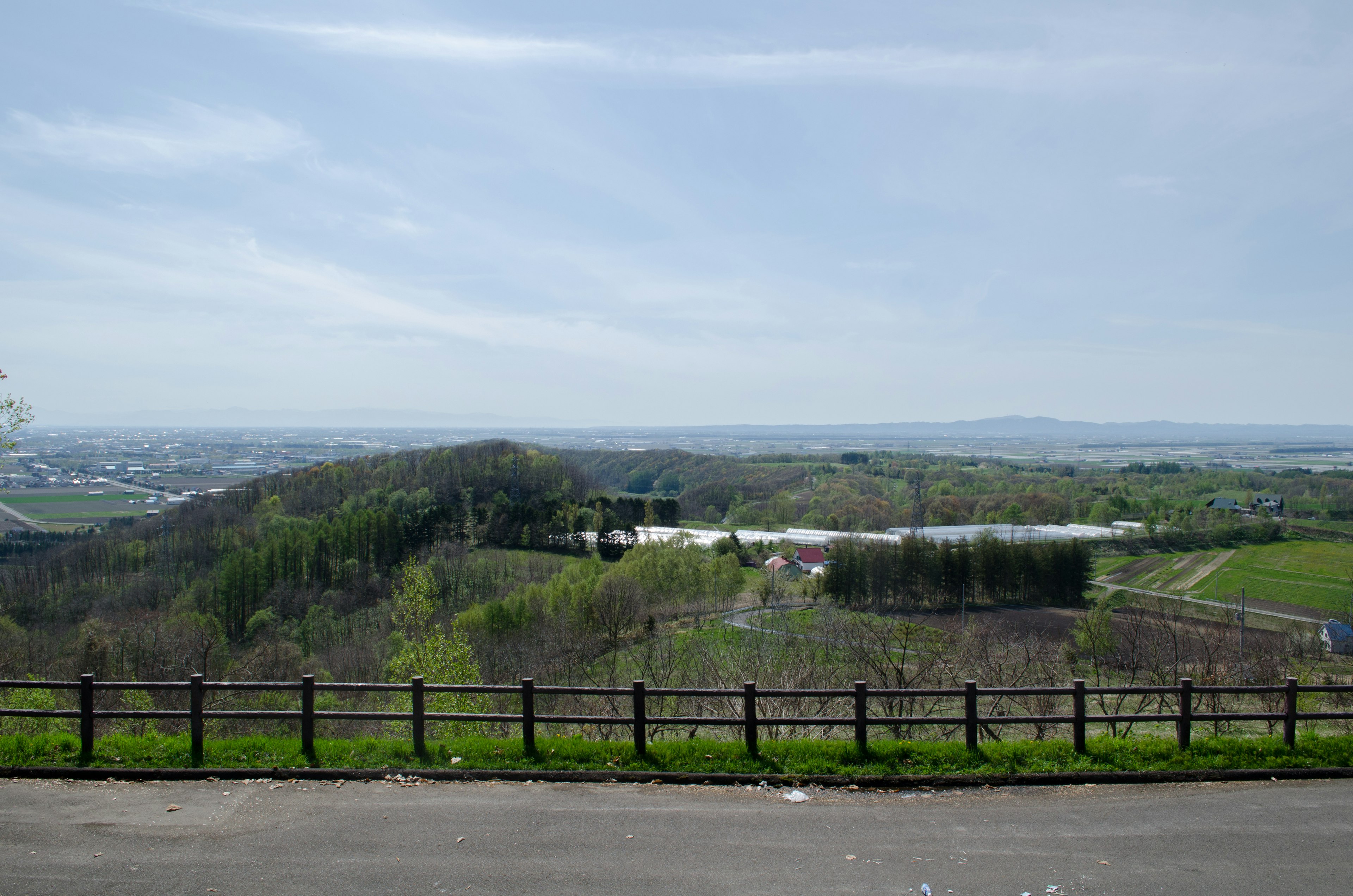 Vista panoramica di colline verdi e cielo azzurro