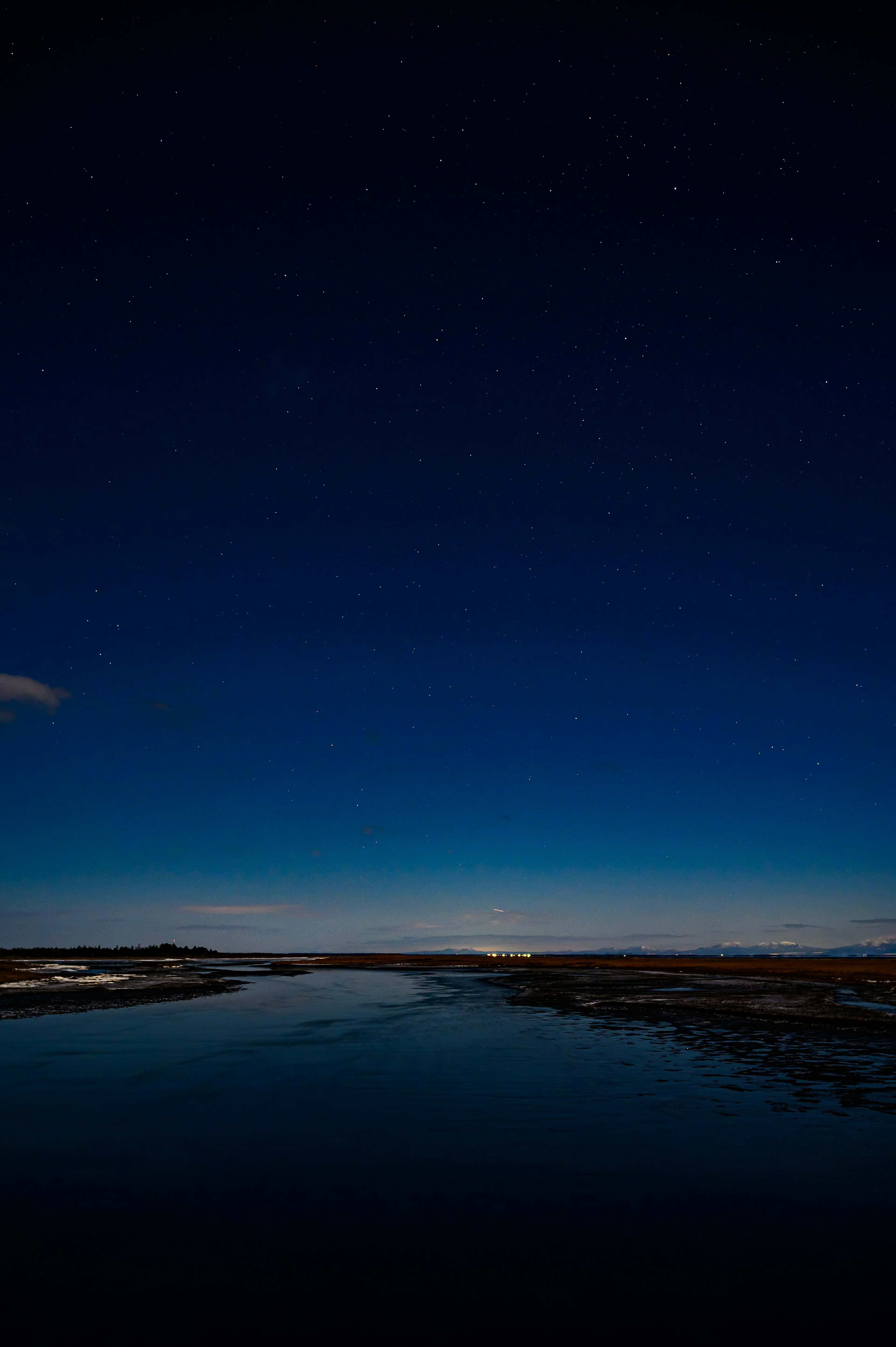 星空と水面が美しい夜の風景