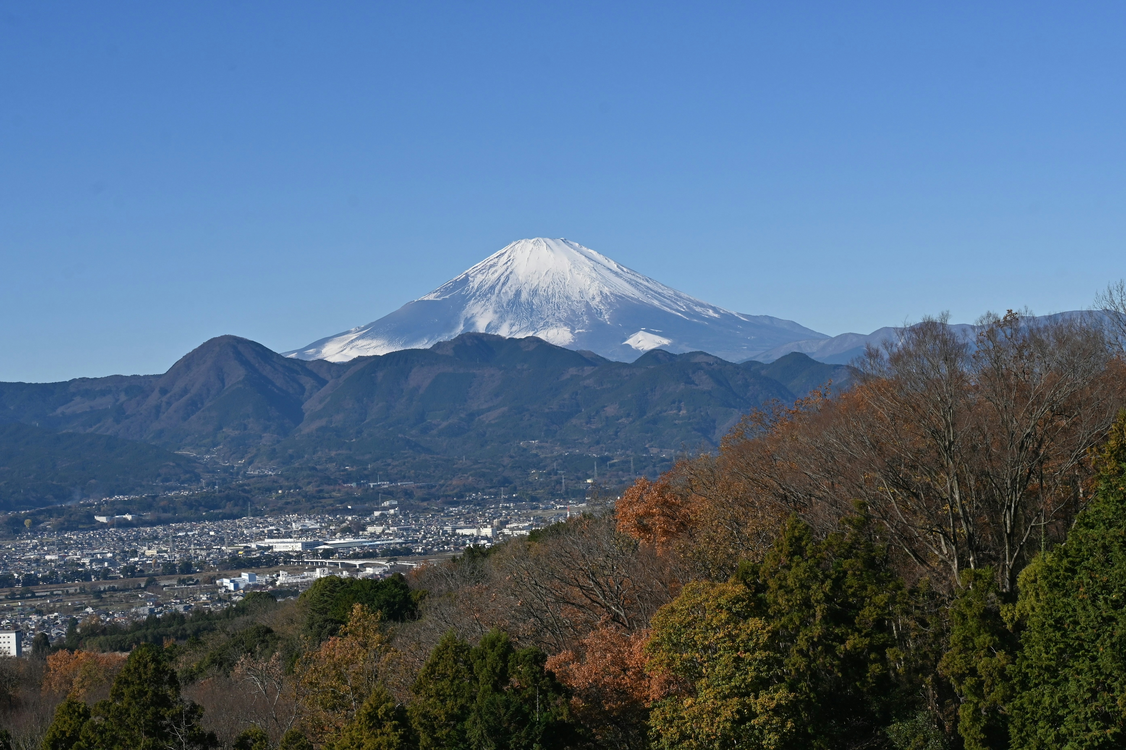 Monte Fuji coperto di neve sotto un cielo blu chiaro