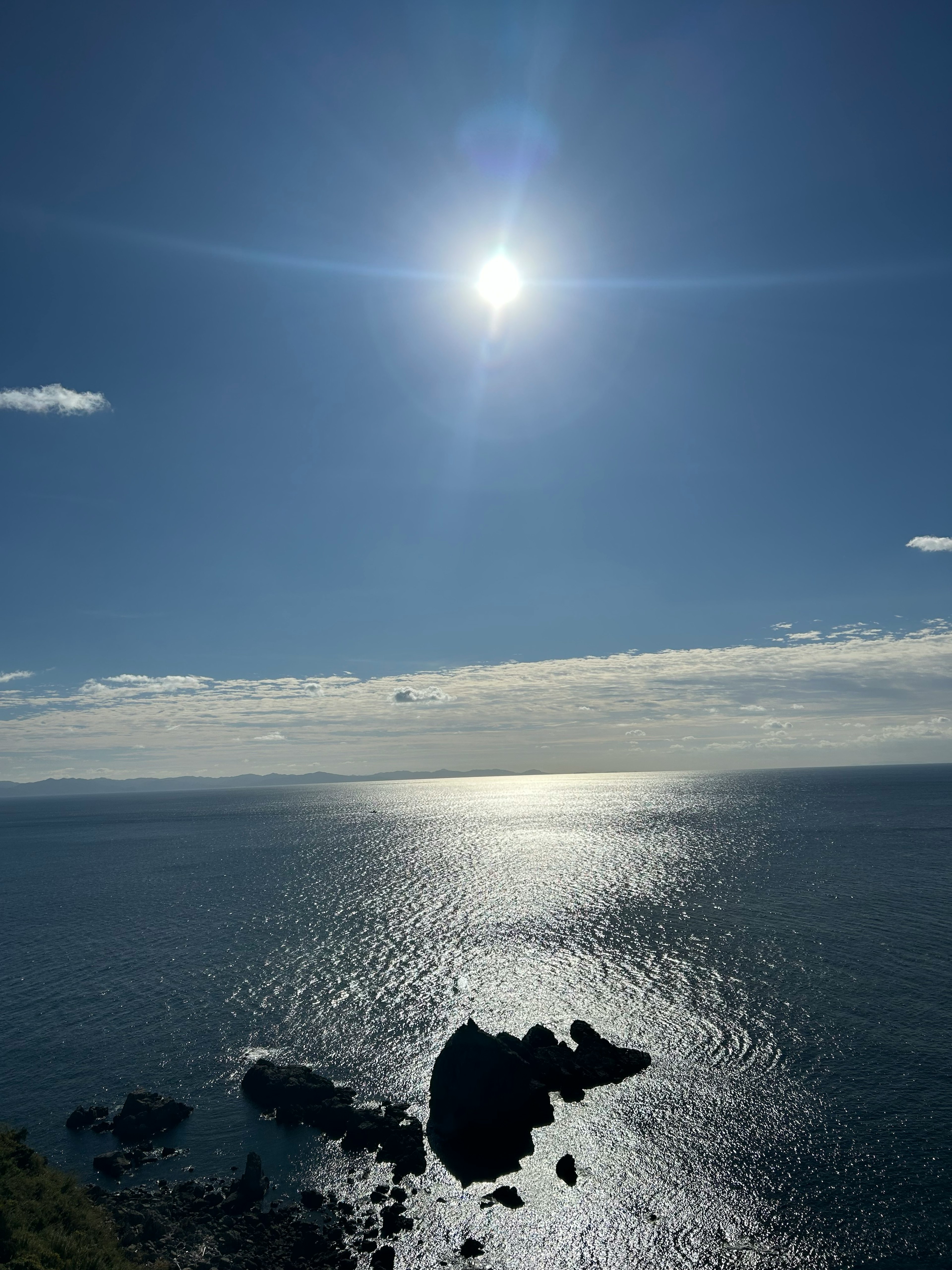 青い海と岩が映る日中の景色