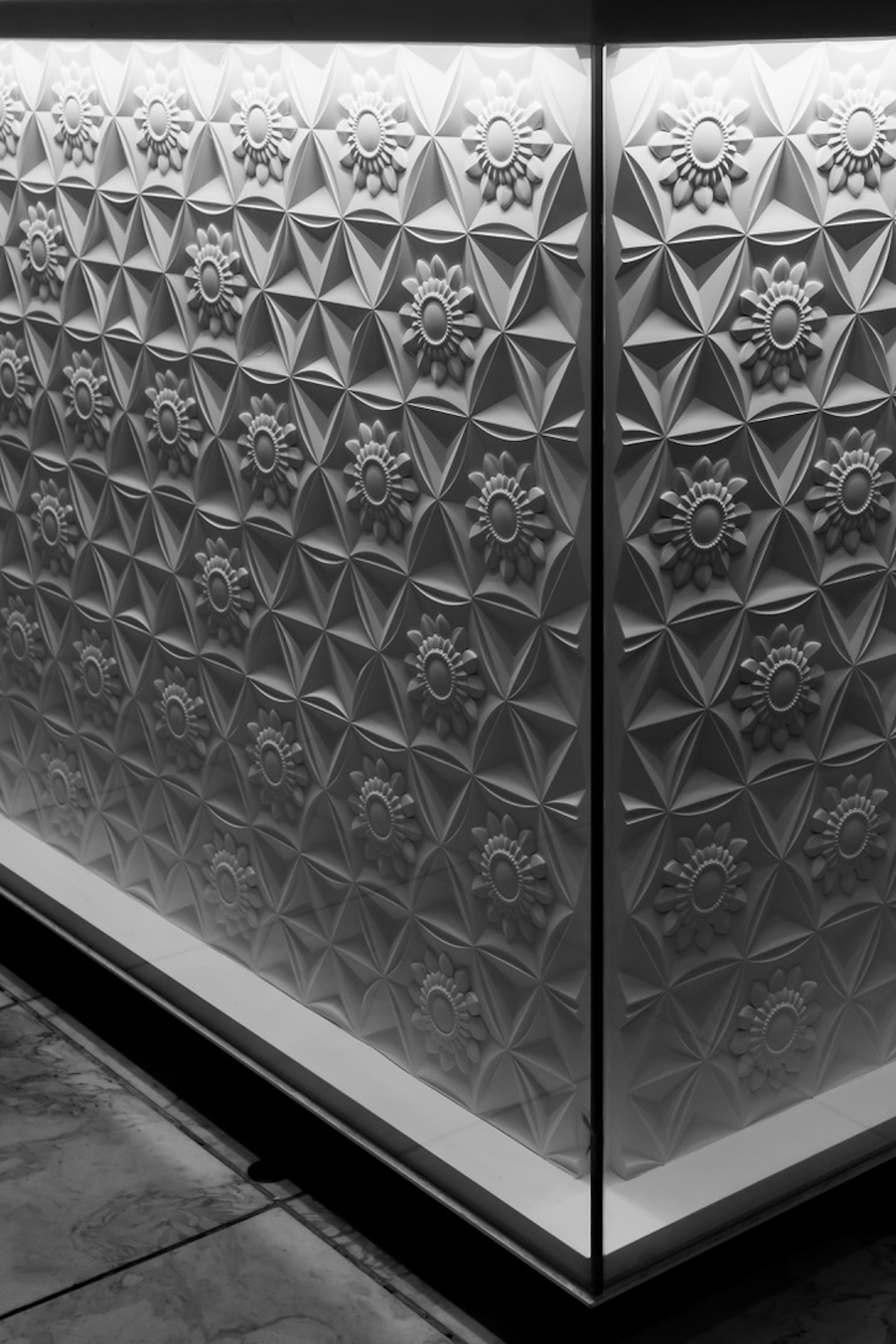 Superficie de pared decorativa con patrones geométricos en blanco y negro