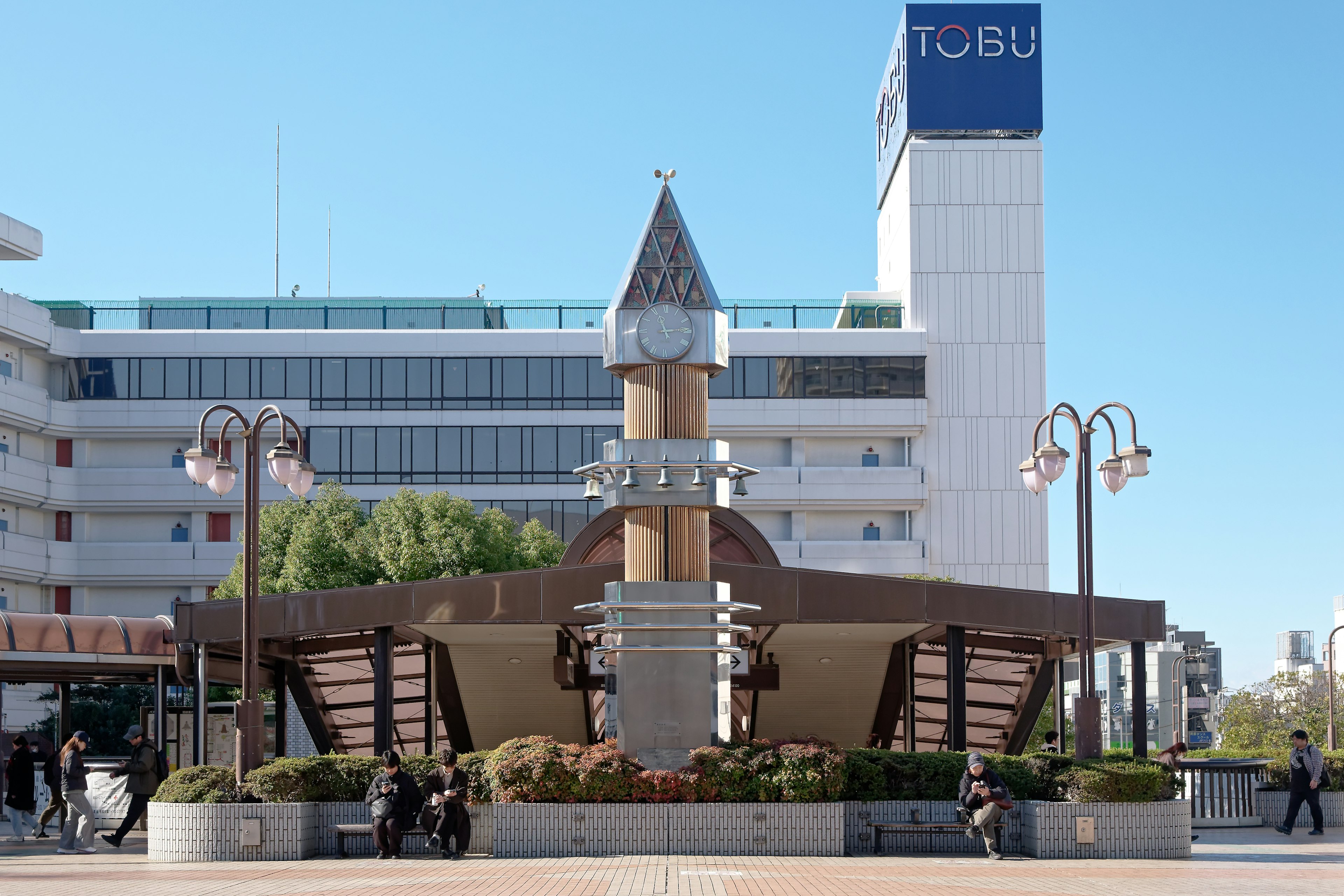 Estación Tobu con una torre del reloj distintiva y un edificio moderno