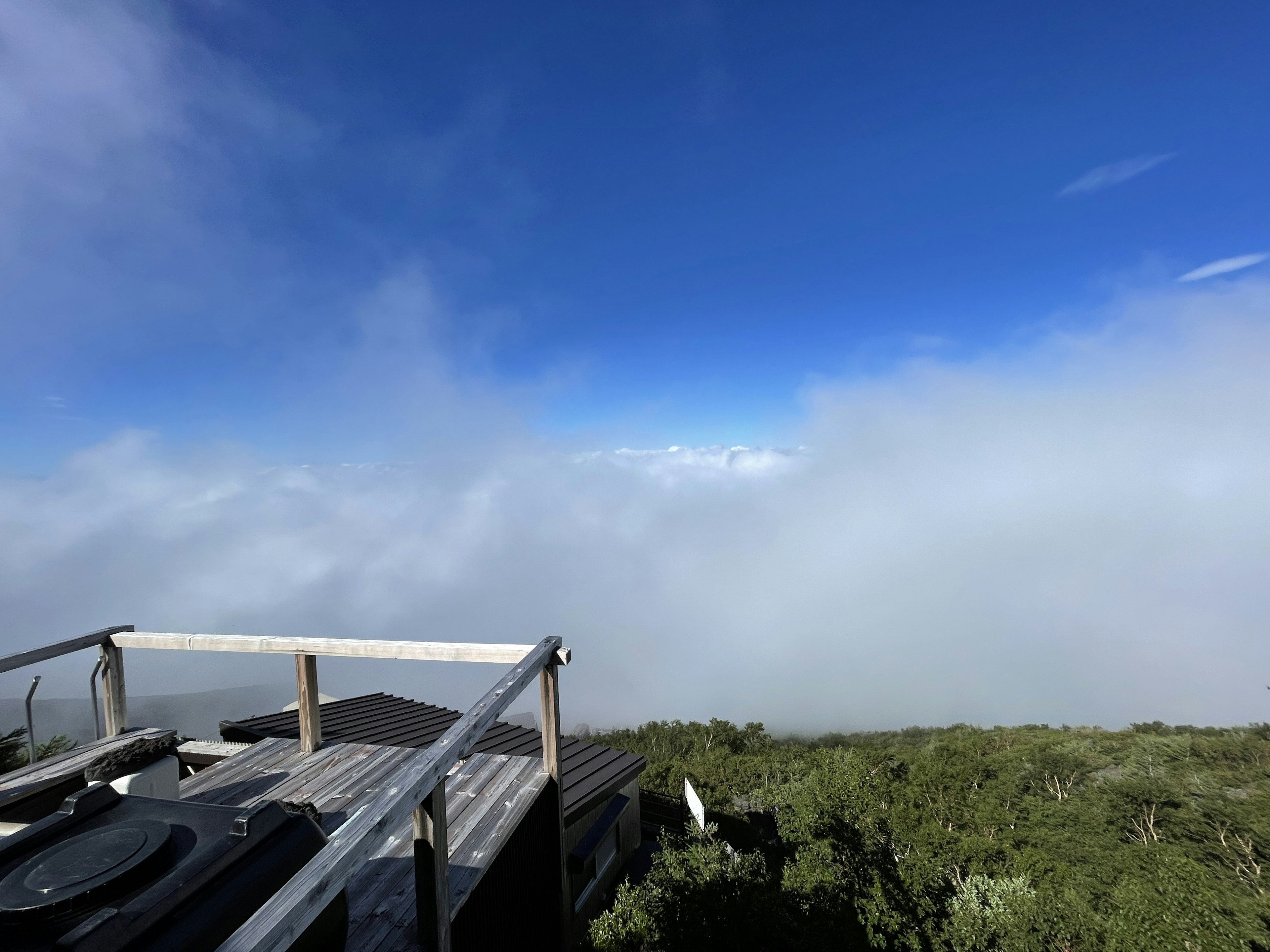 山頂の展望台から見た雲と青空の風景