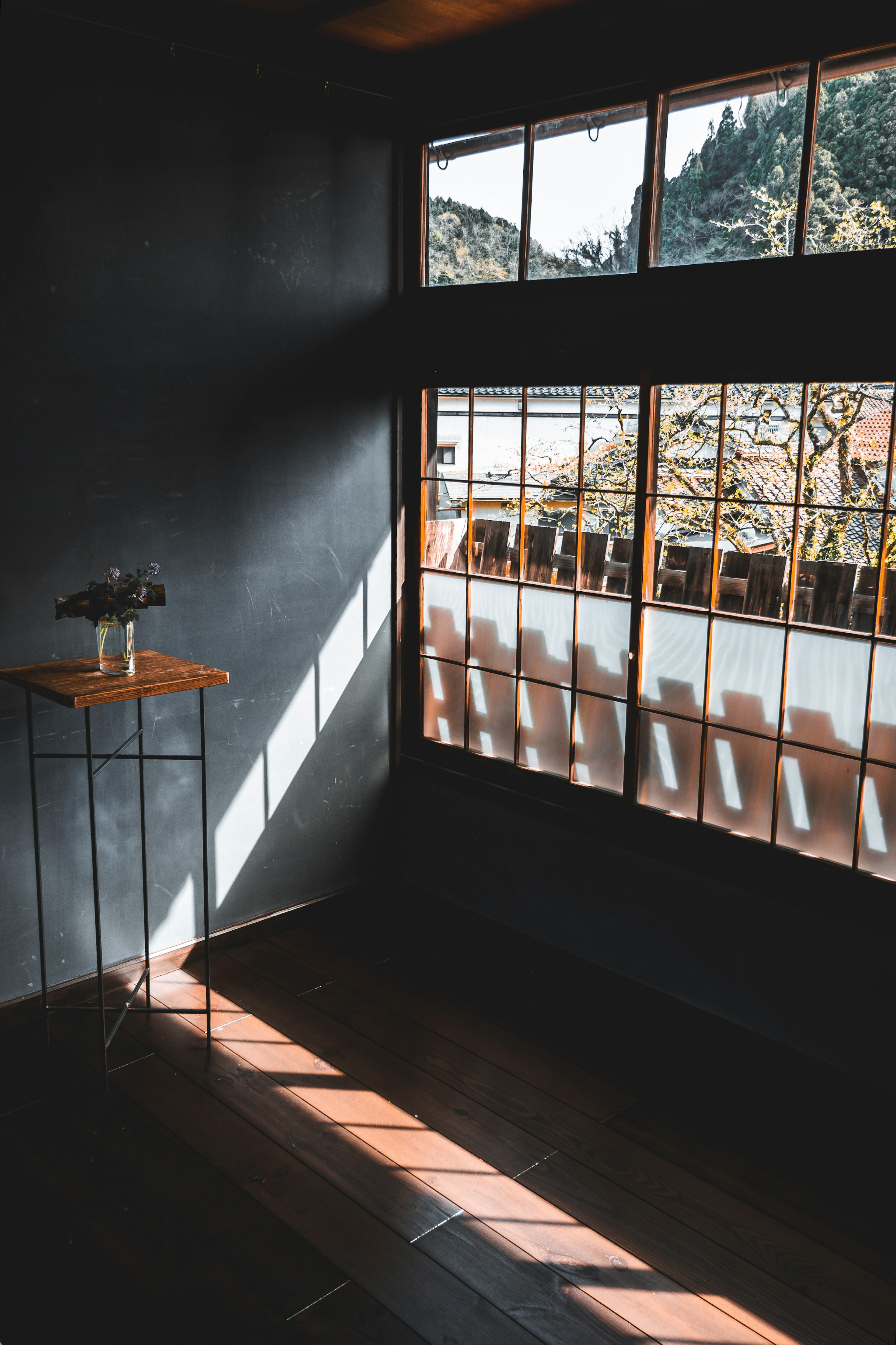 Innenansicht mit Sonnenlicht, das durch ein Fenster strömt und ein minimalistisches Design zeigt