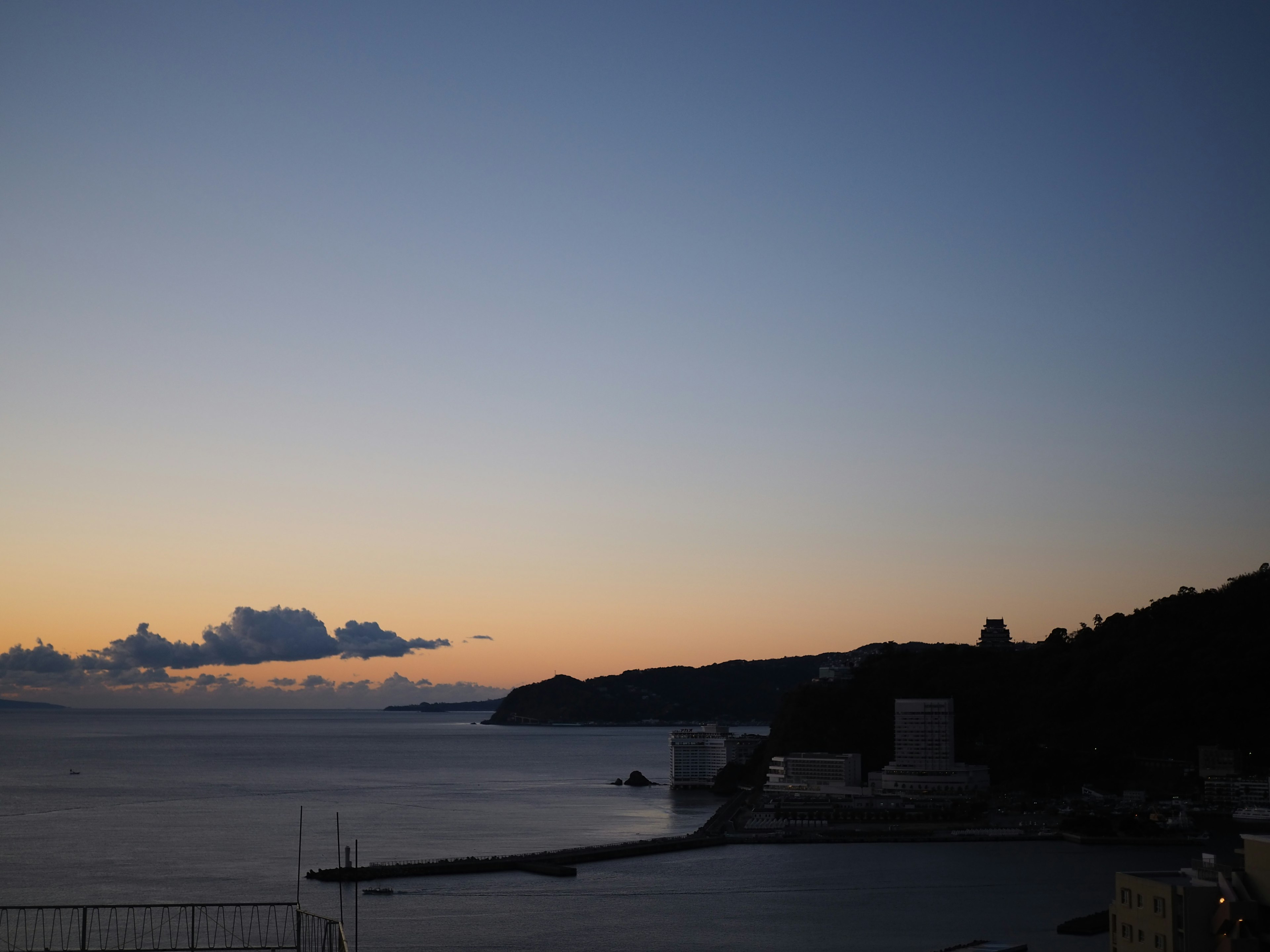 海と空の美しい夕焼けの風景