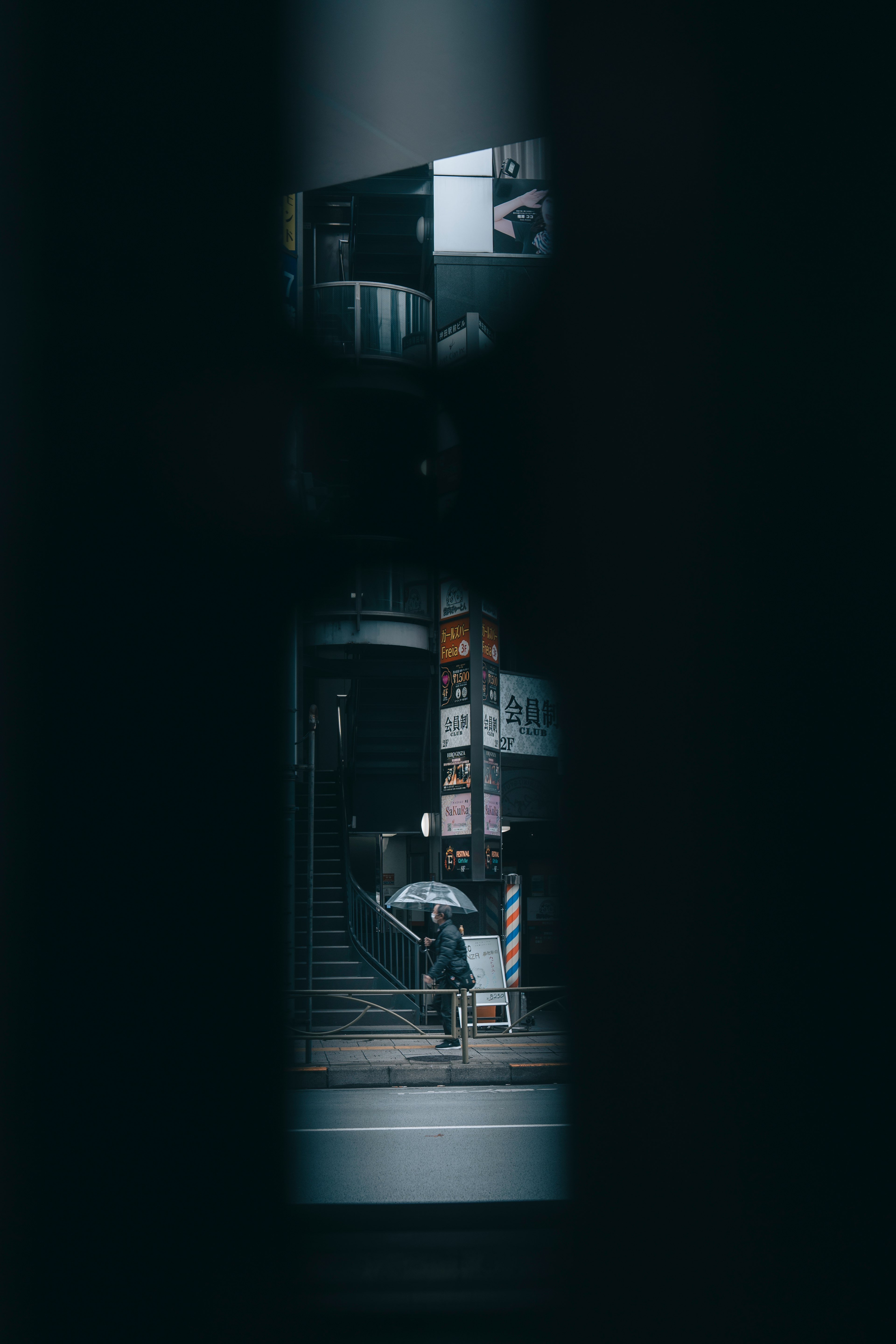 暗い中に見える階段と都市の景観