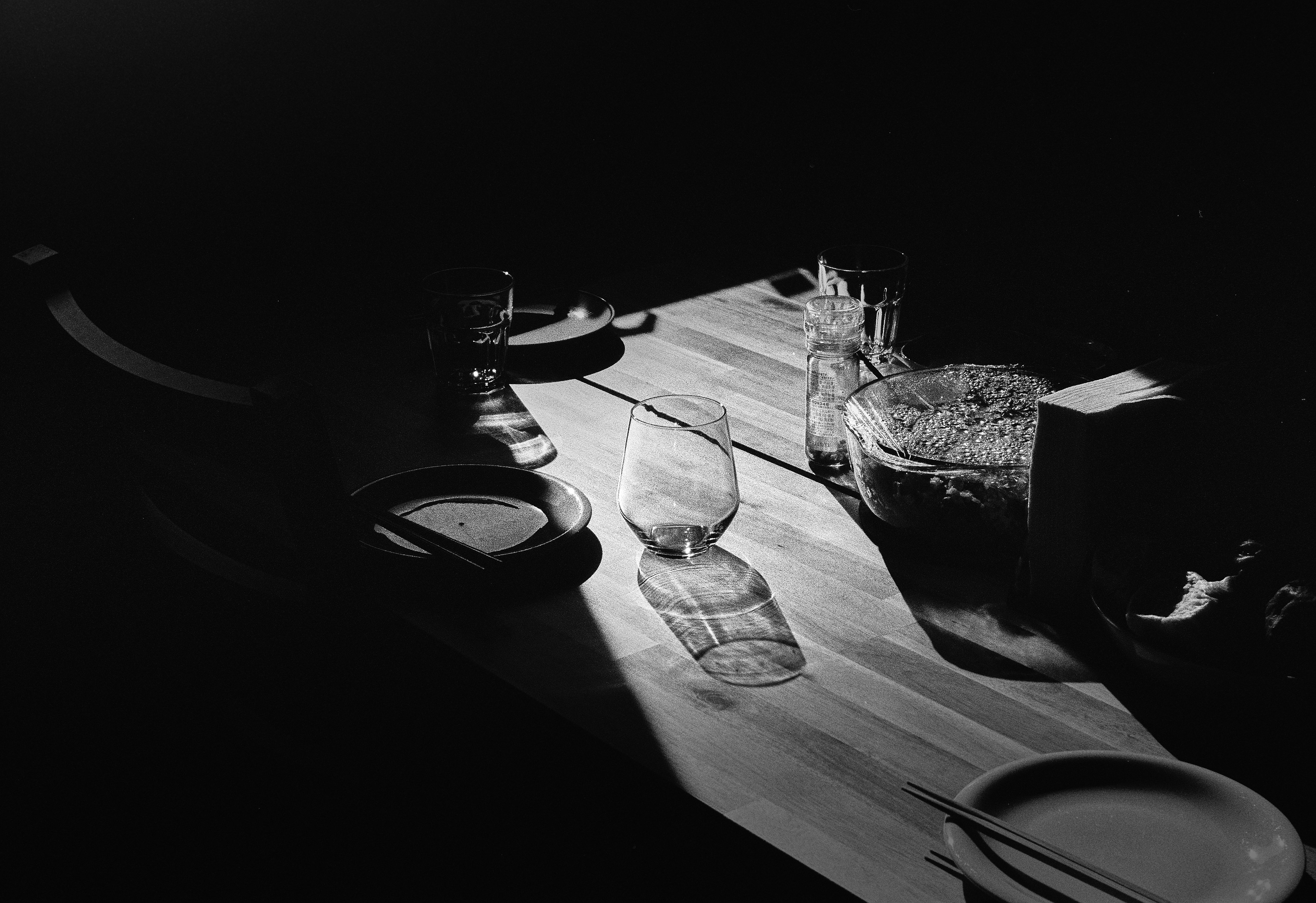 Tischdekoration mit Glas und Schatten im schwachen Licht