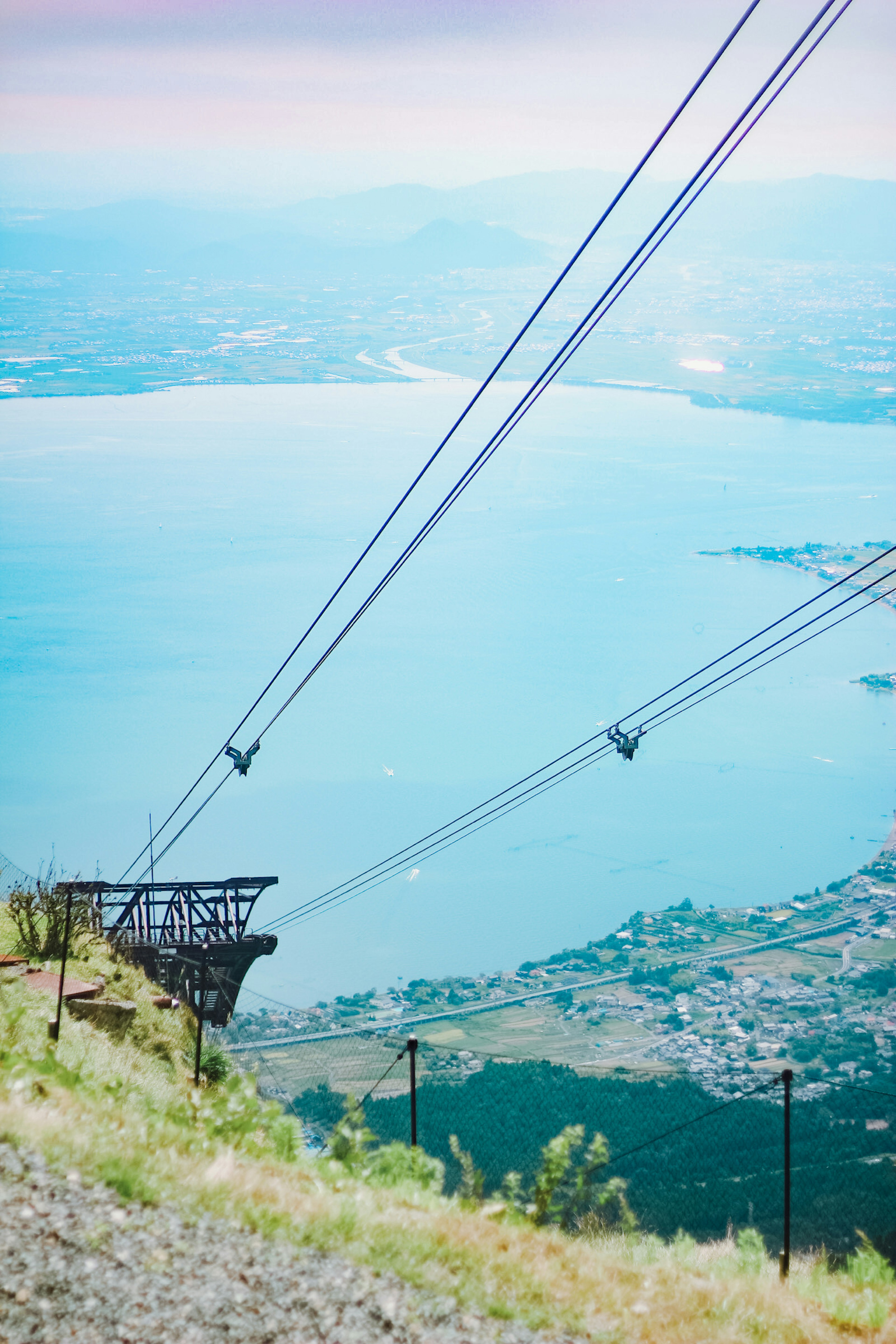 Torre y cables del teleférico cerca de un hermoso lago