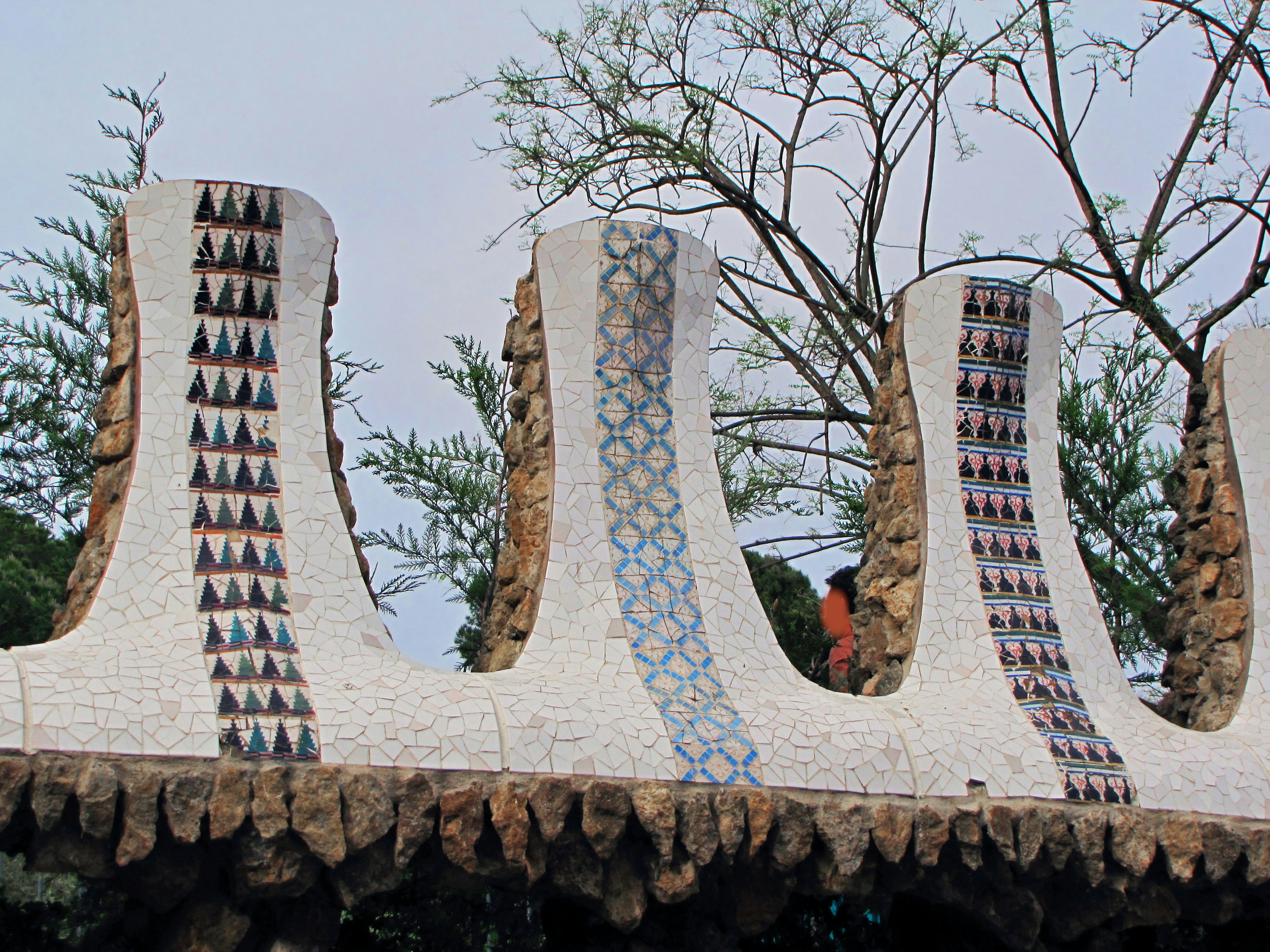 Architektonisches Detail mit bunten Fliesenmustern und umgebender Vegetation