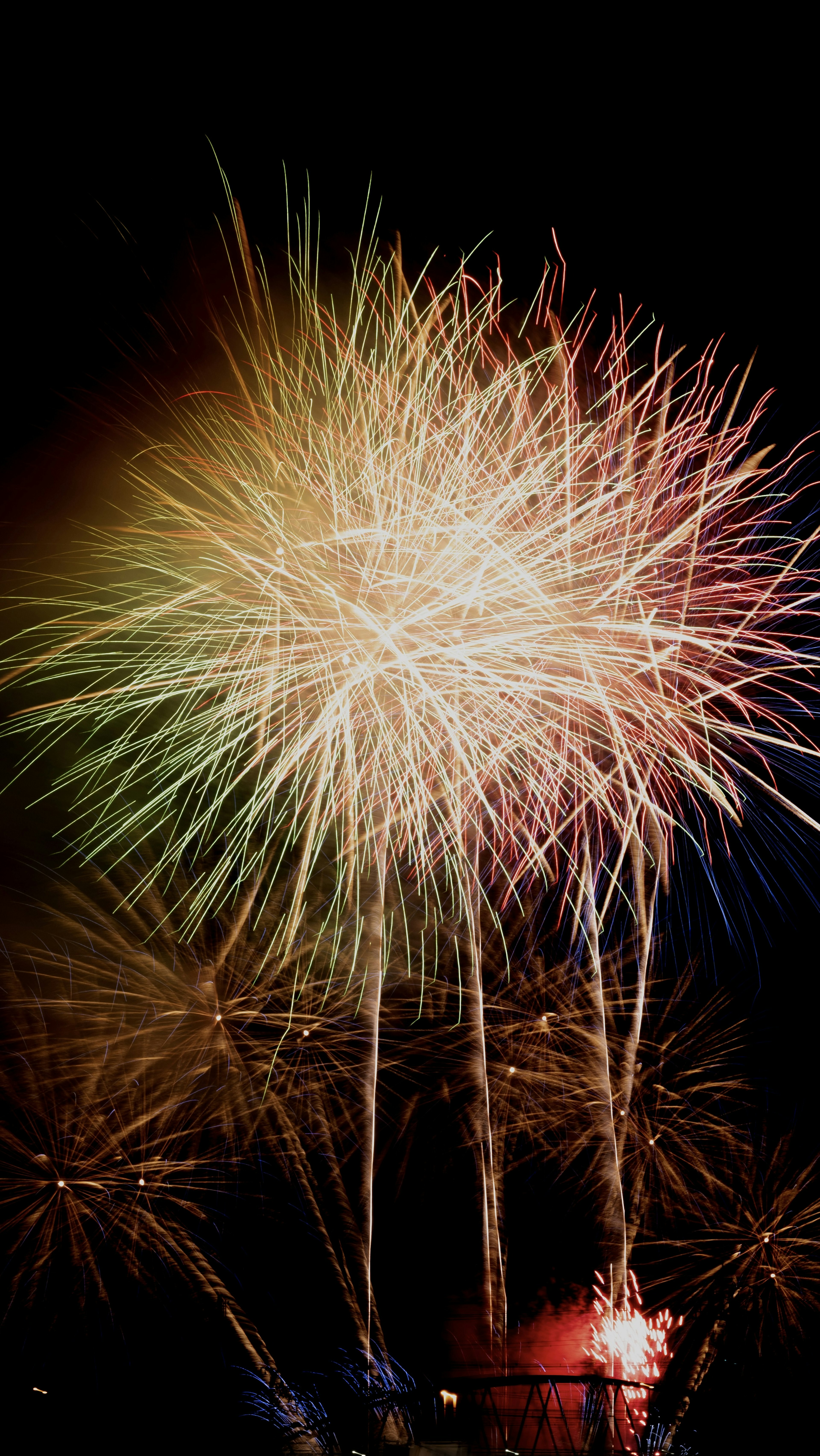 Espectáculo de fuegos artificiales coloridos en el cielo nocturno