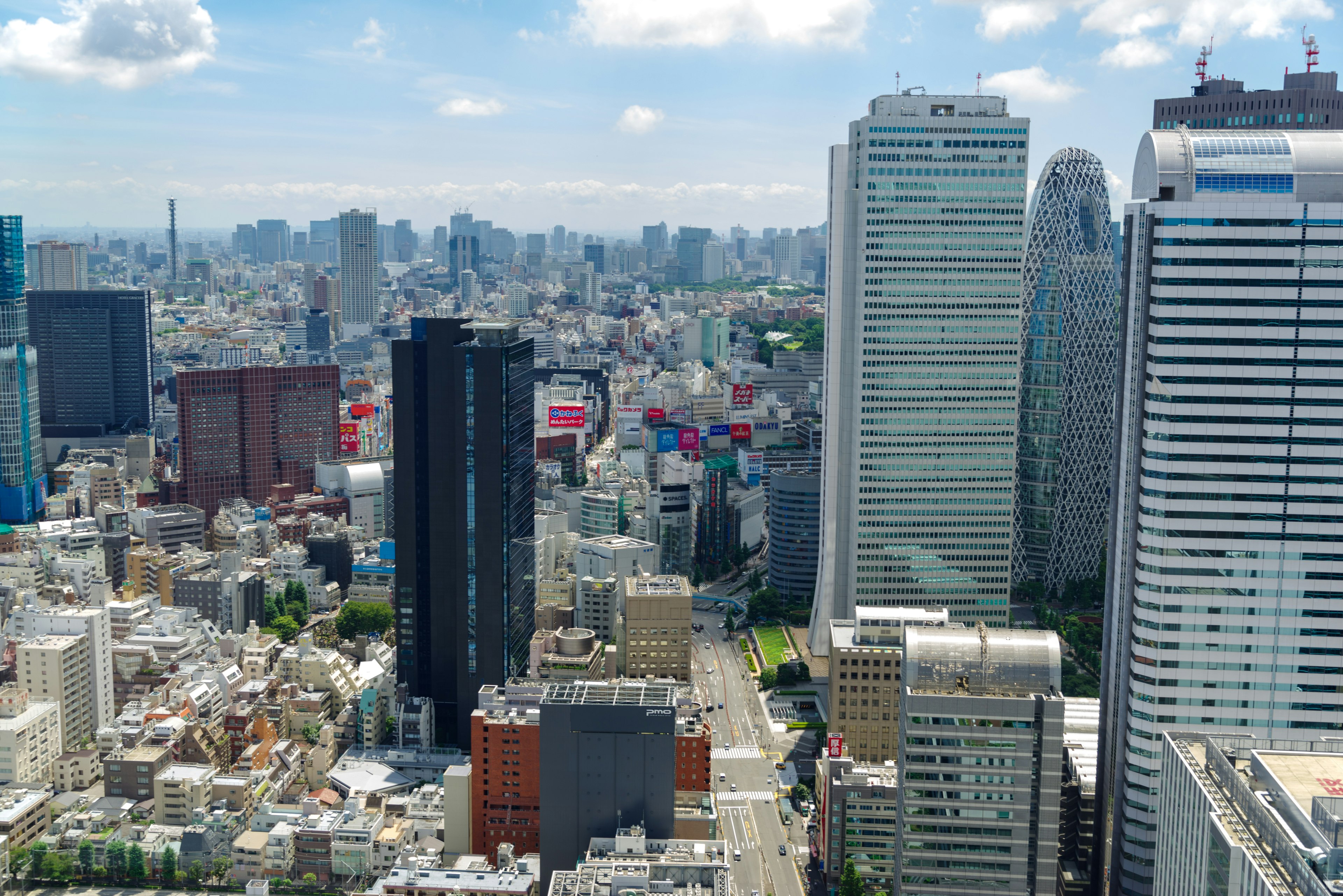 東京摩天大樓的全景視圖，藍天和白雲