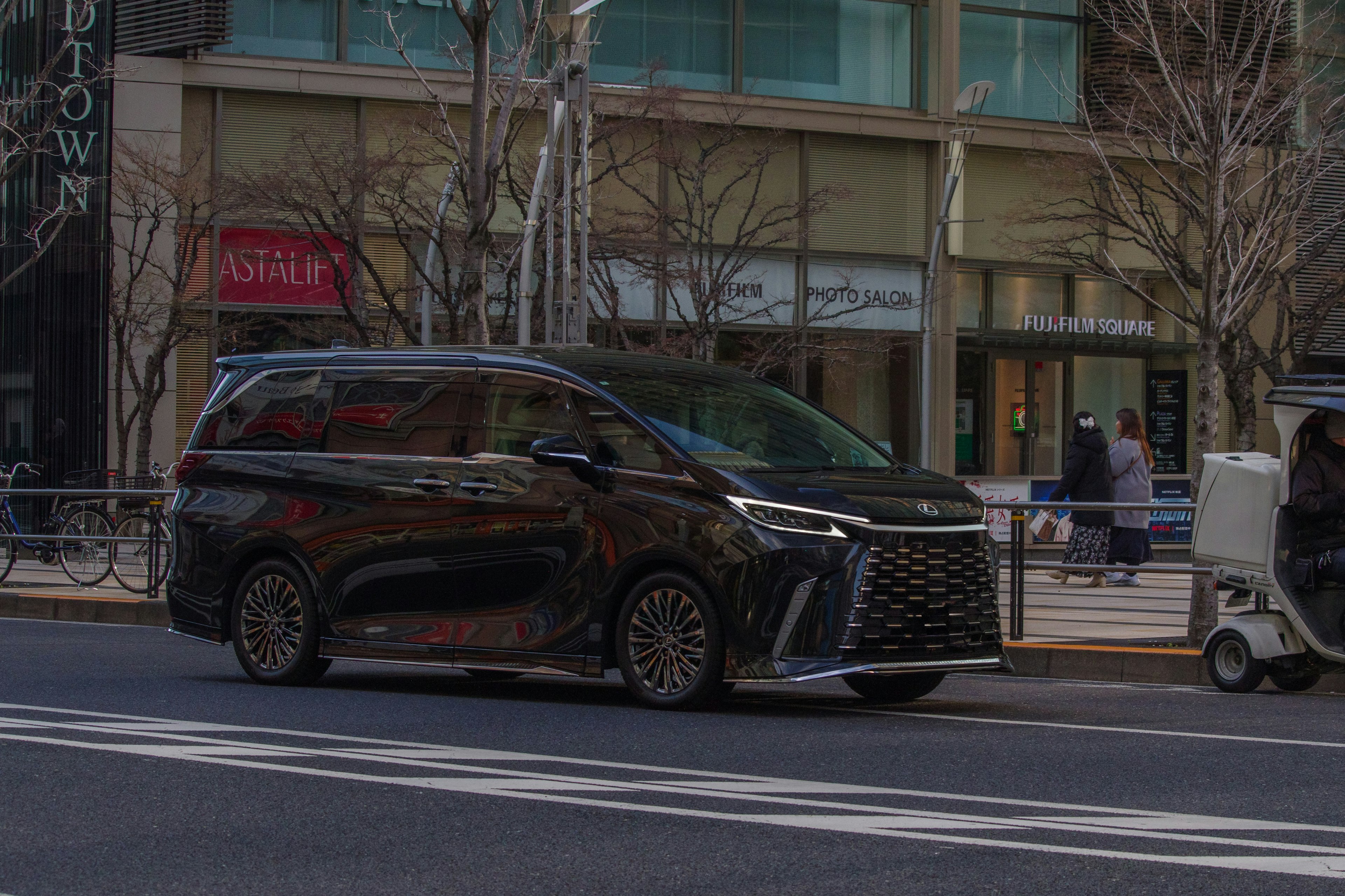 Un minivan nero che circola in una strada urbana