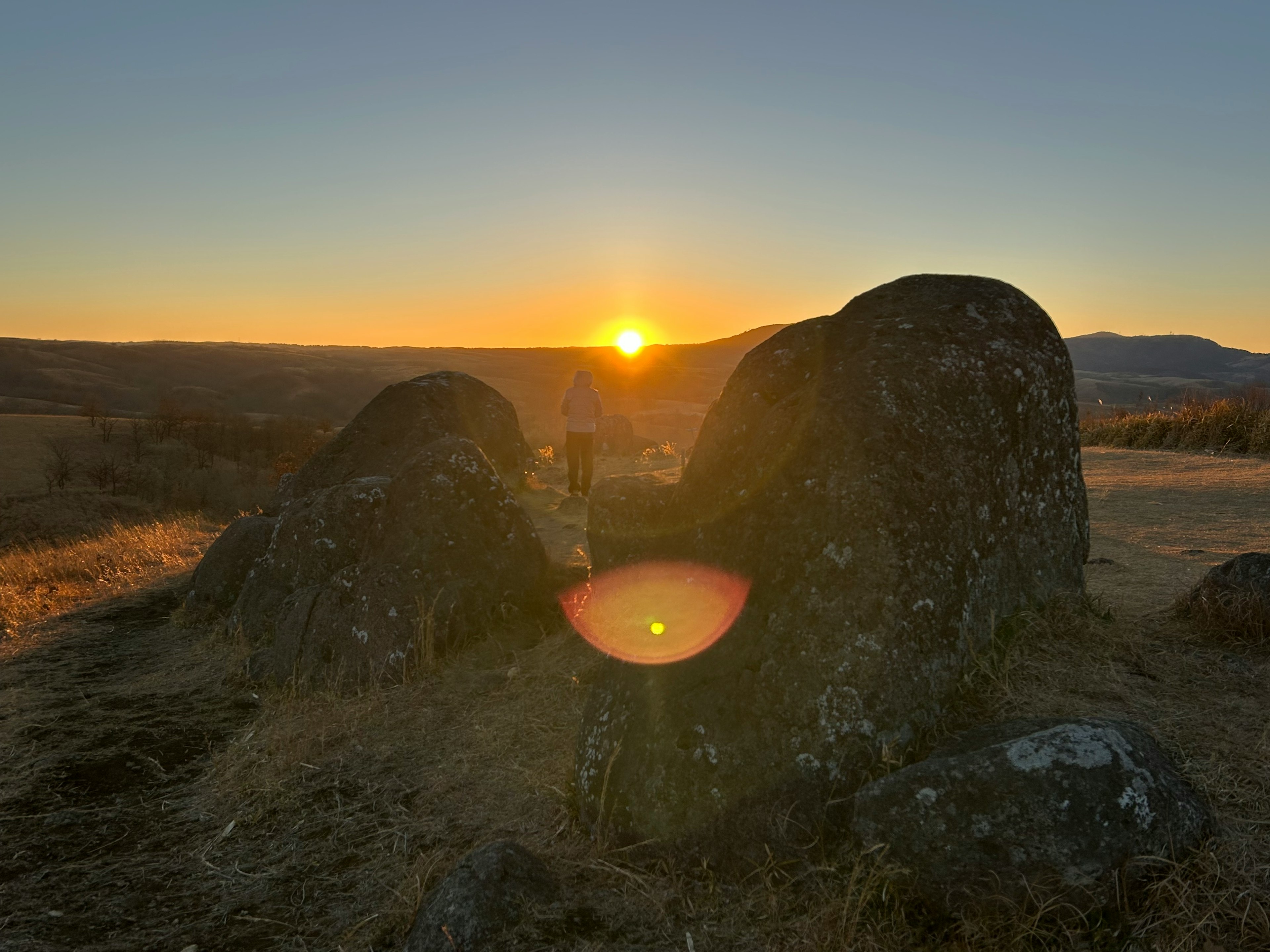 夕日が石の間から見える風景