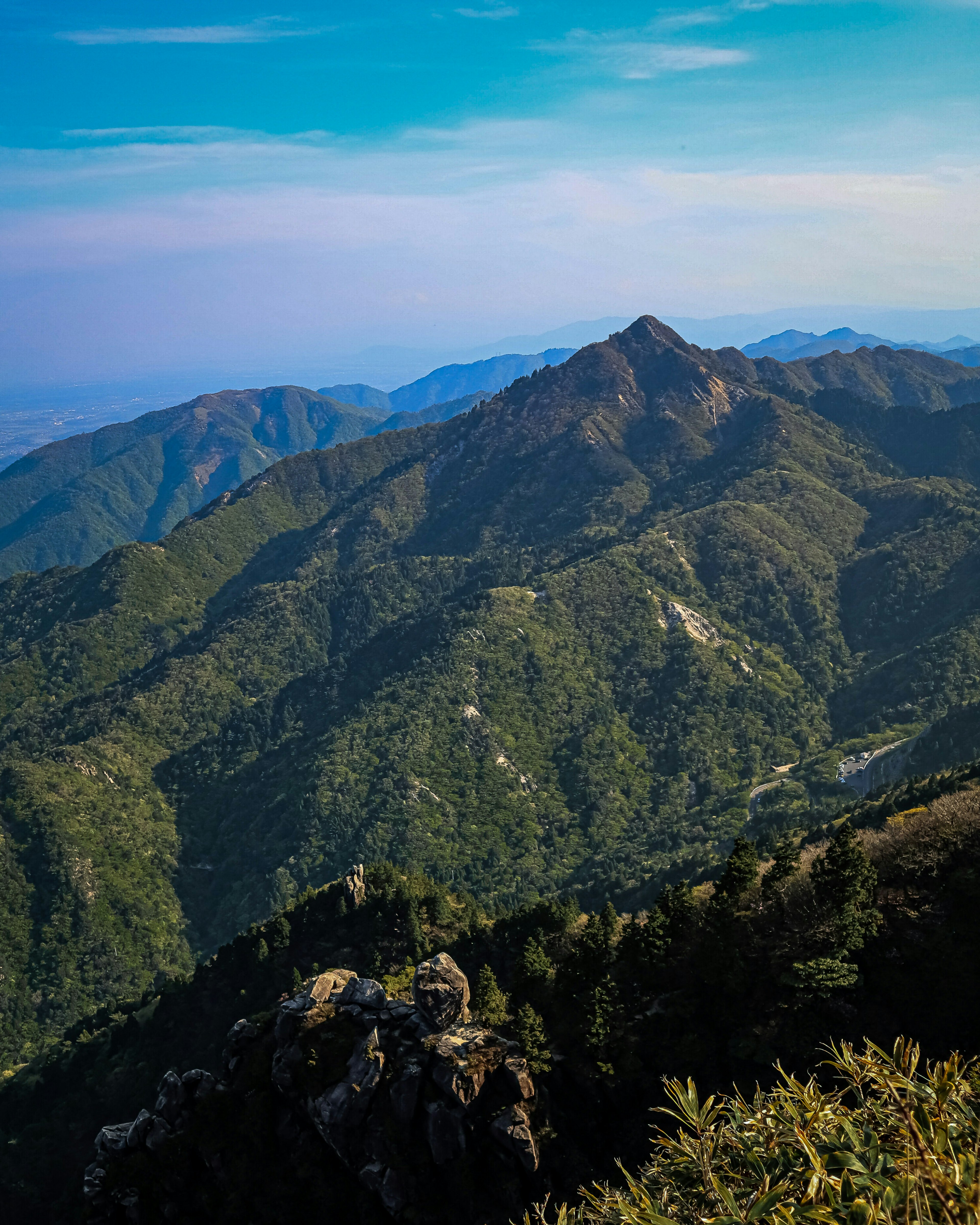 Vista panoramica di montagne verdi sotto un cielo blu