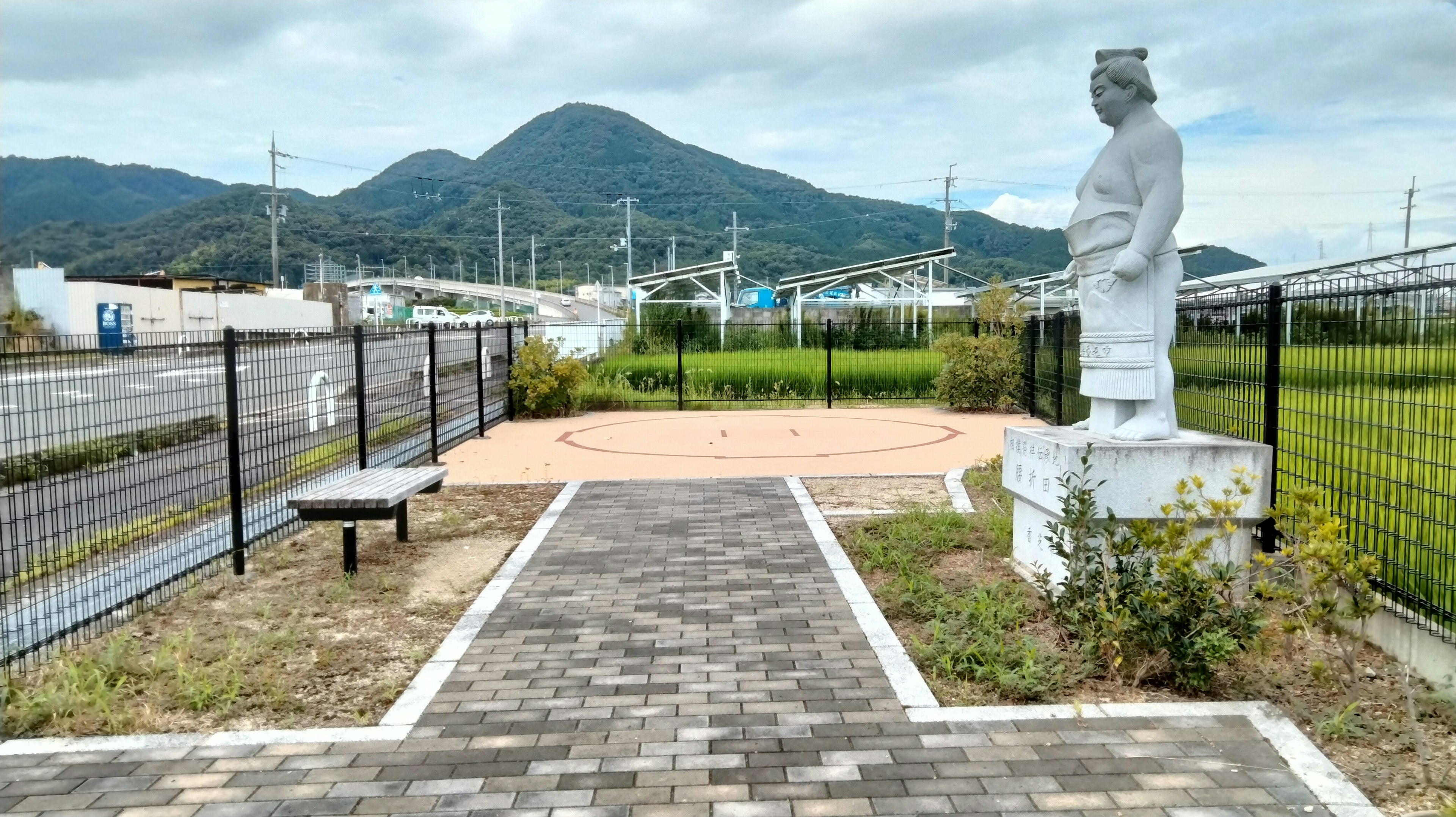 Estatua blanca en un parque tranquilo con paisaje verde