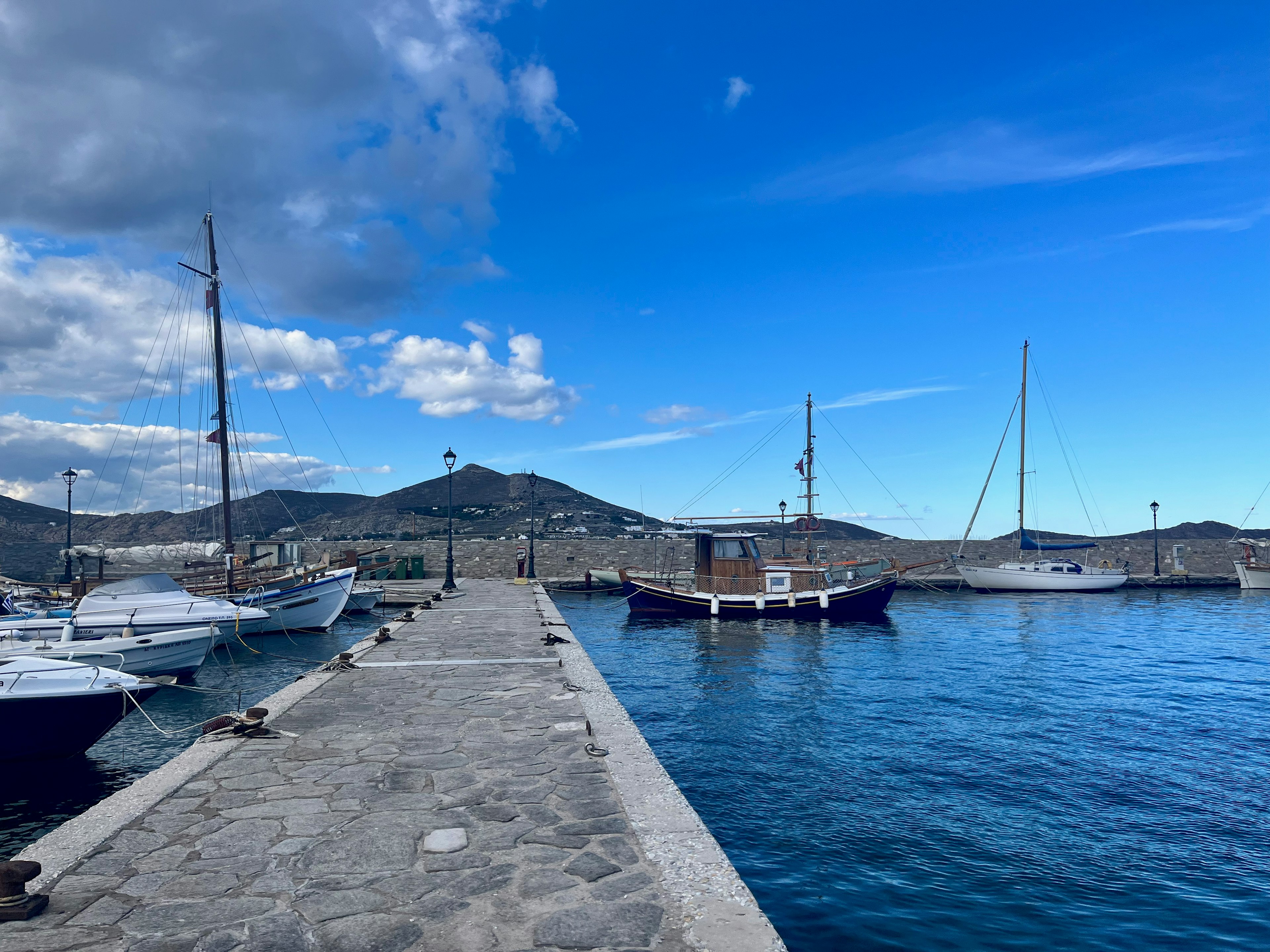 Vista panoramica di un porto con barche su acqua calma e cielo blu