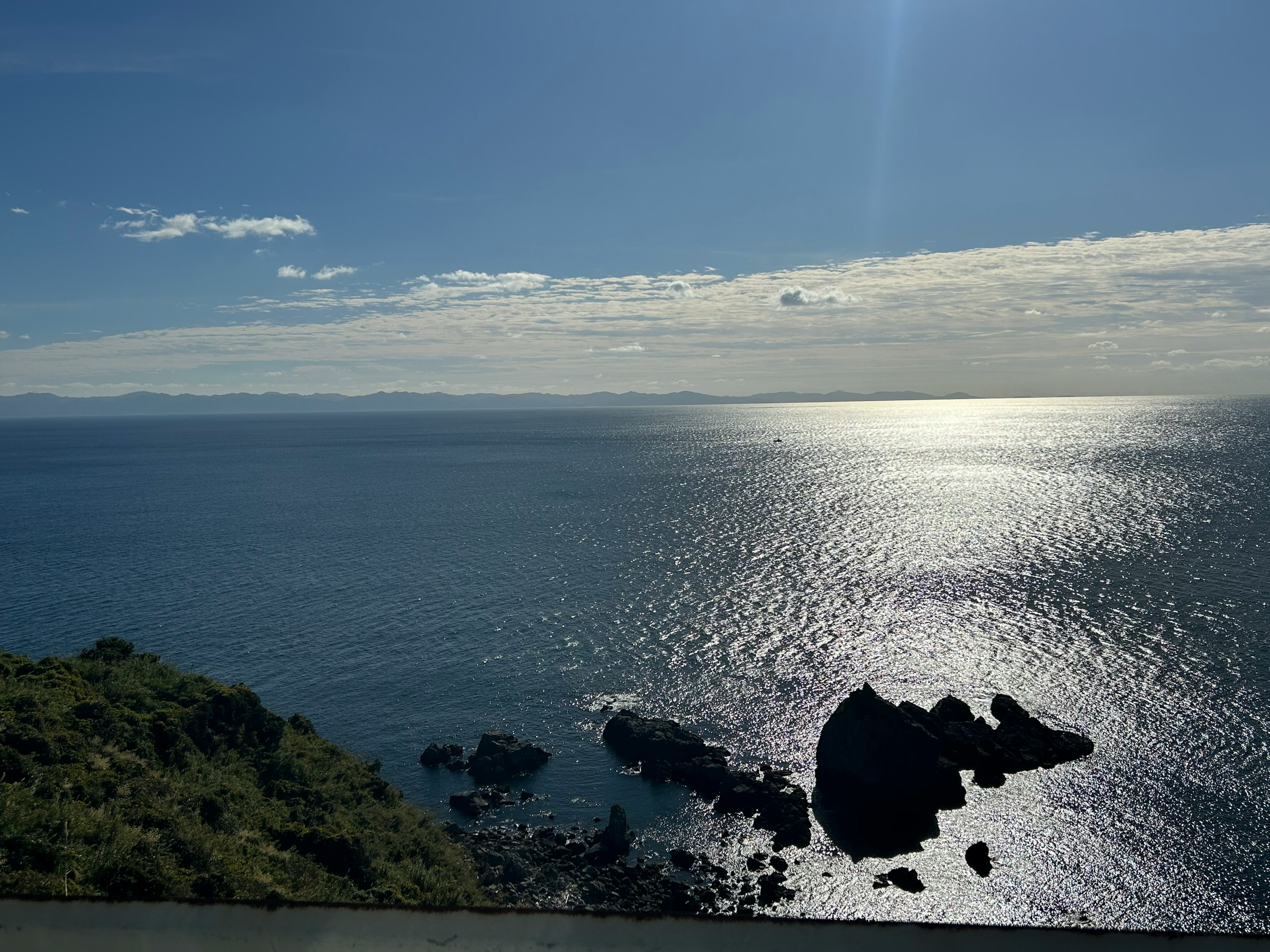 Vista escénica del océano azul con rocas