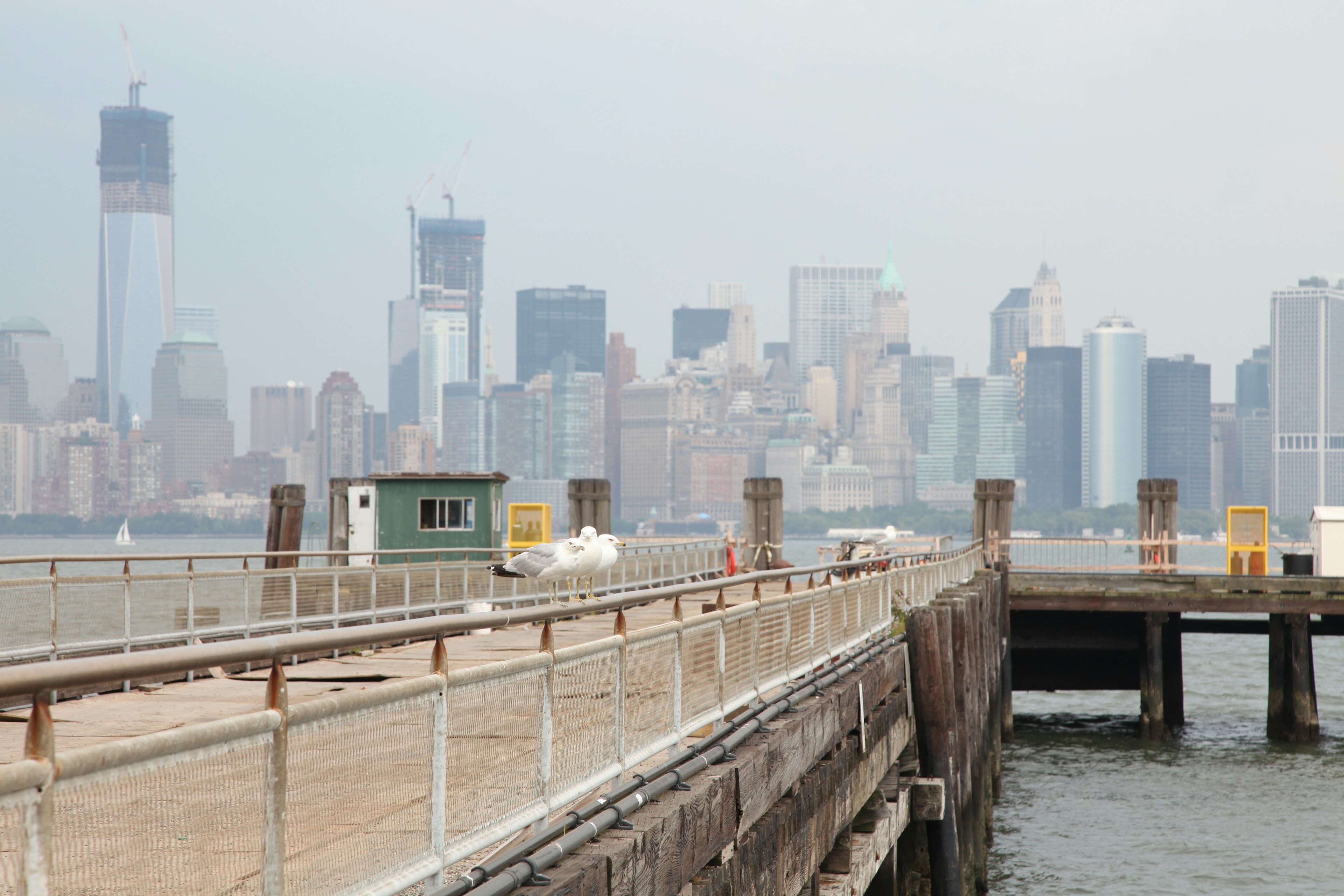 Pemandangan dermaga dengan latar belakang cakrawala New York