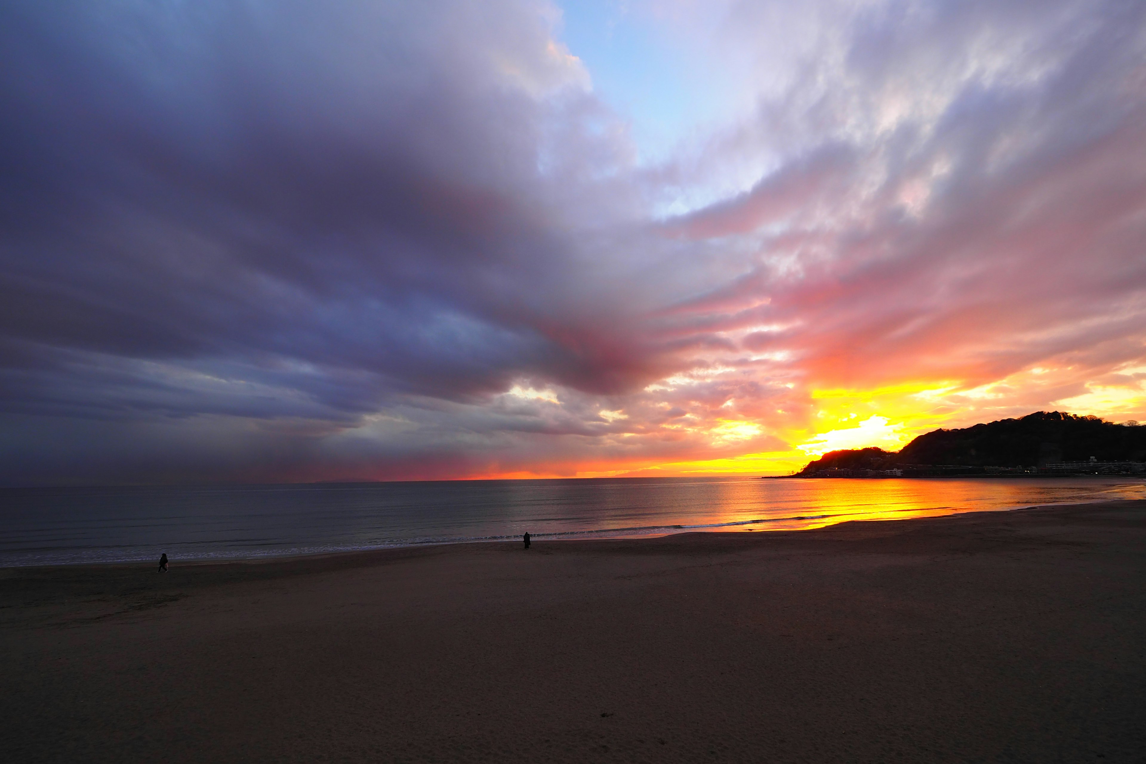 Paysage de plage magnifique avec un coucher de soleil fusionnant les couleurs de la mer et du ciel