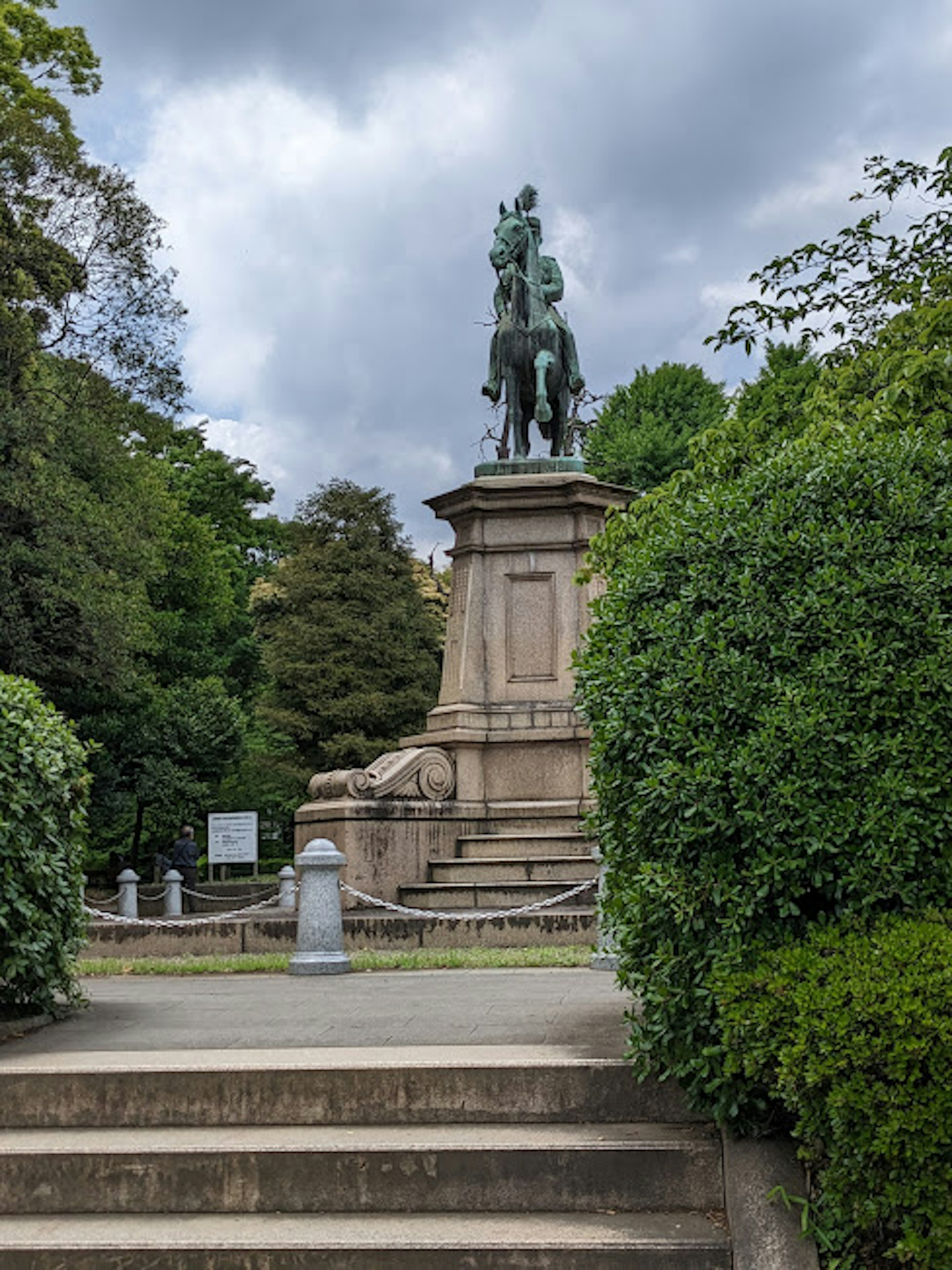 Scena di parco con statua equestre circondata da vegetazione lussureggiante