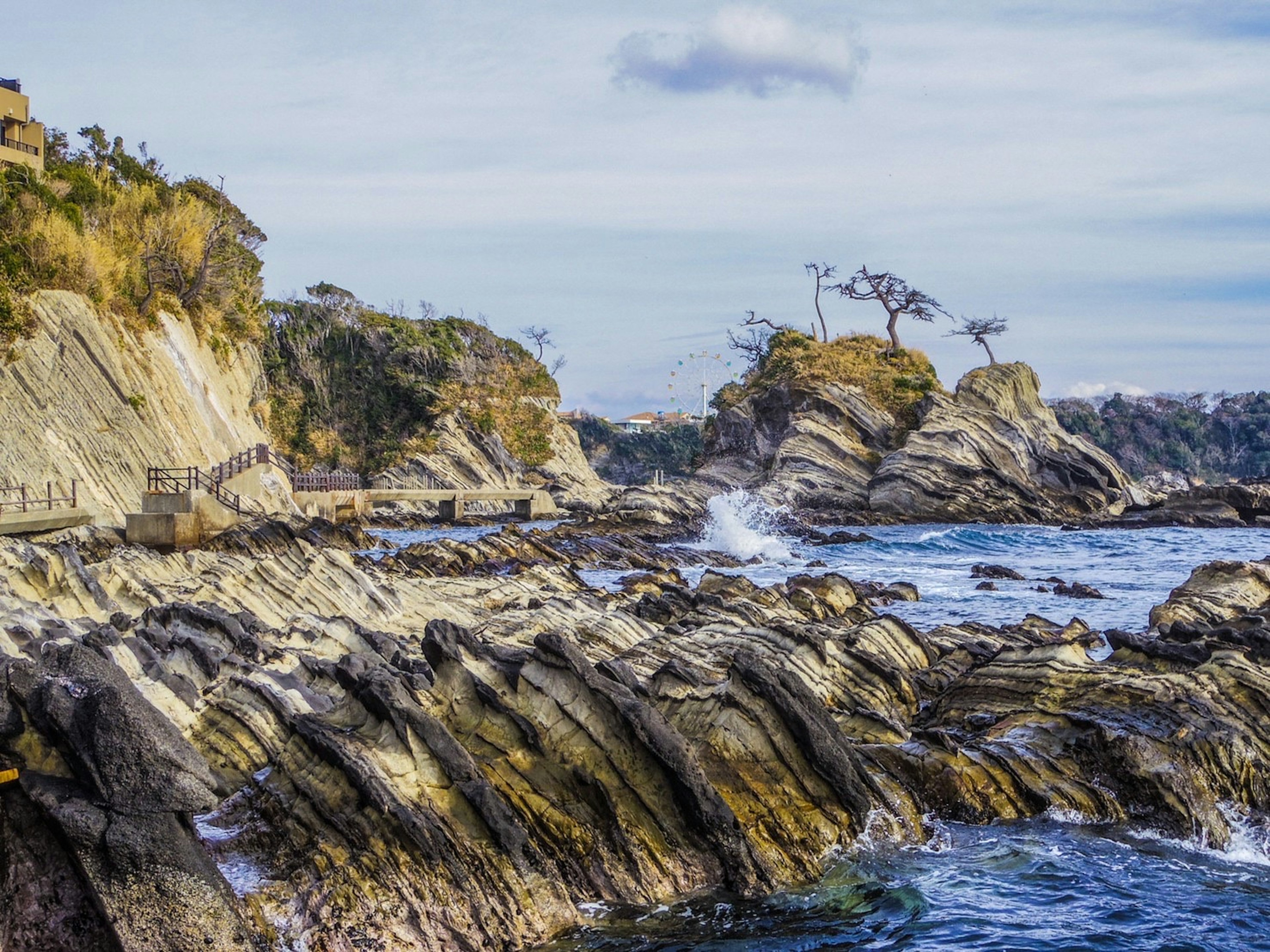 美丽的海岸风景，岩石海岸和拍打的波浪