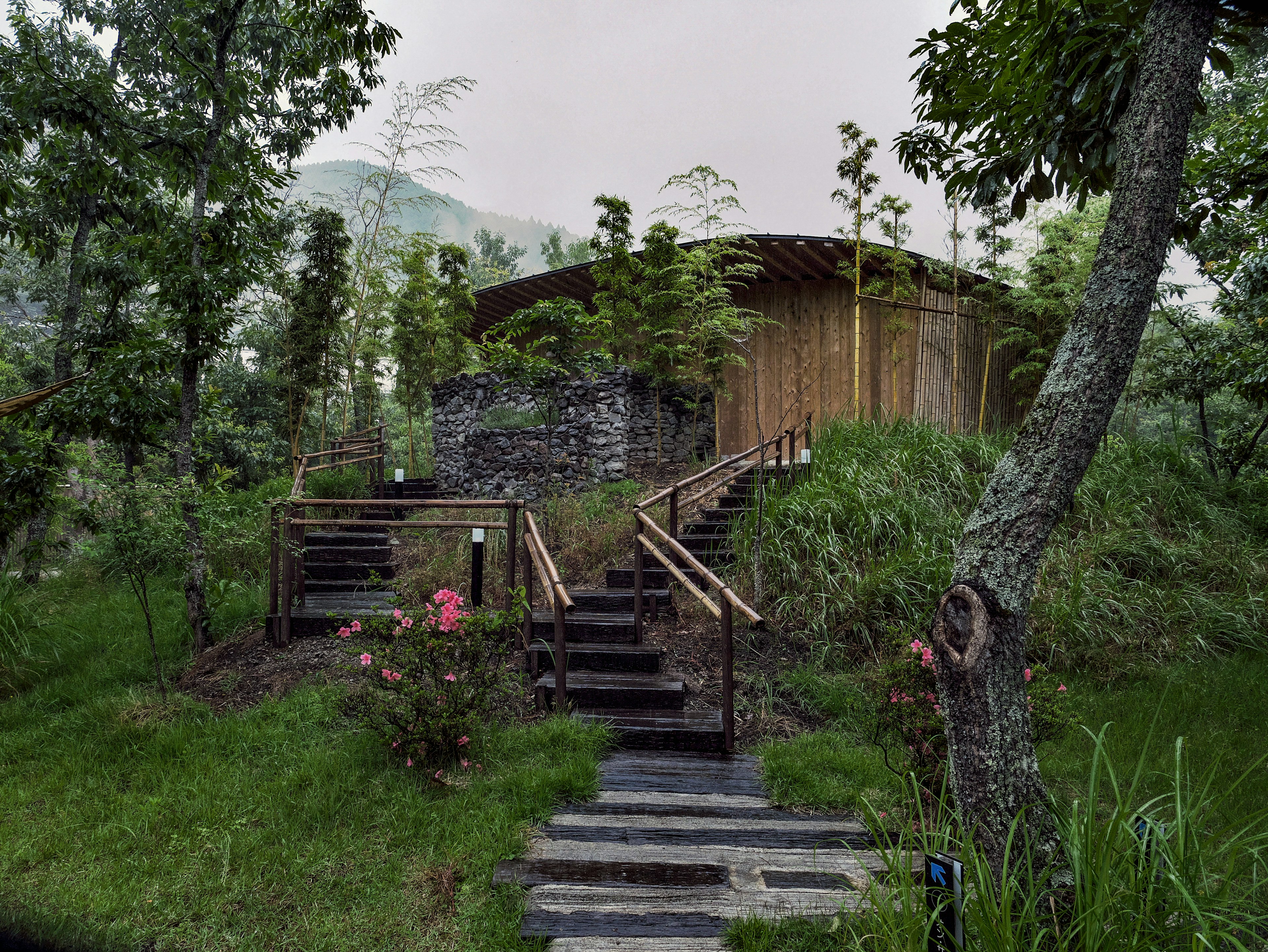 Belle maison en bois entourée de nature avec des murs en pierre