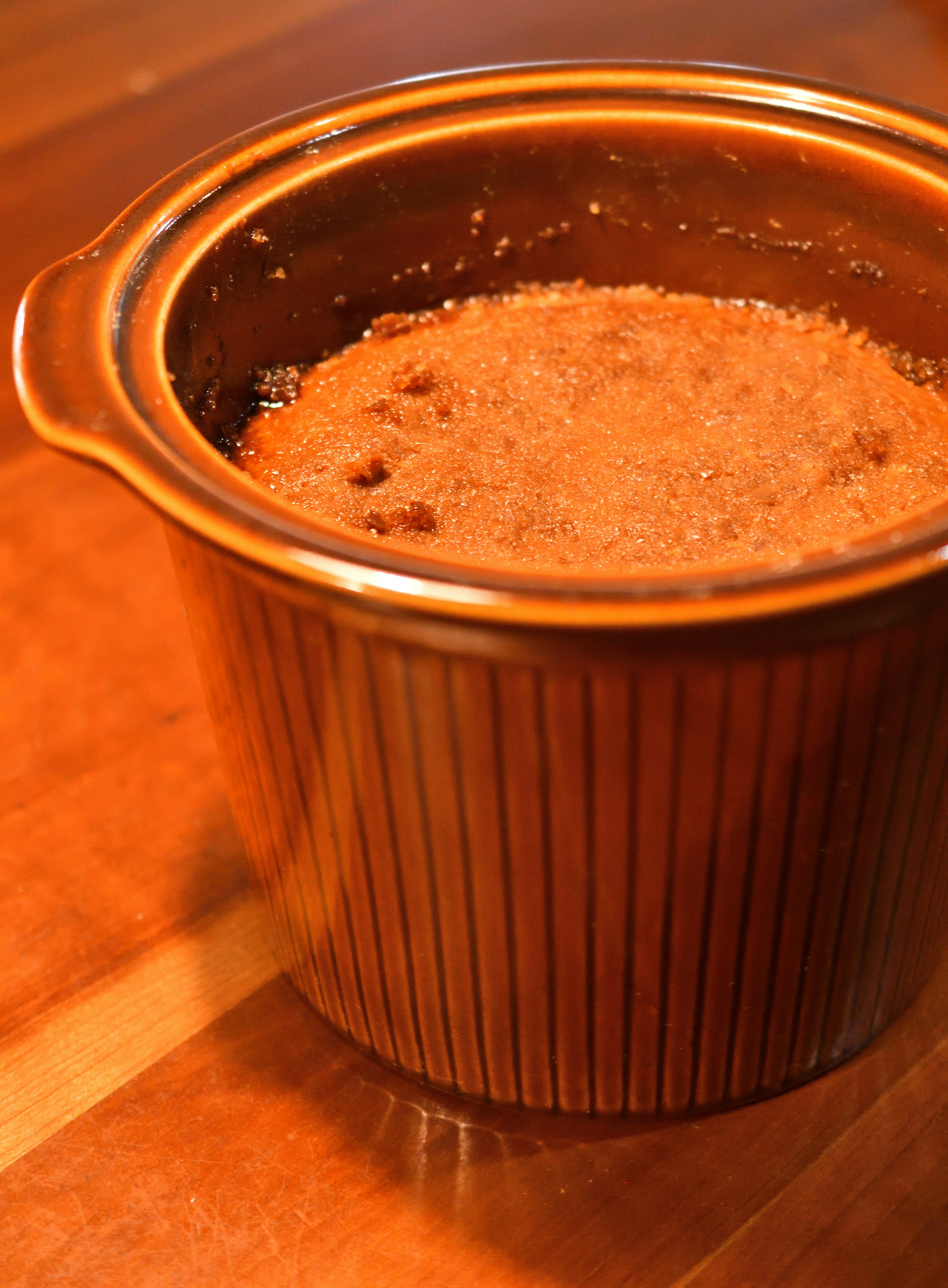 Puding dalam panci keramik coklat dengan permukaan bertekstur