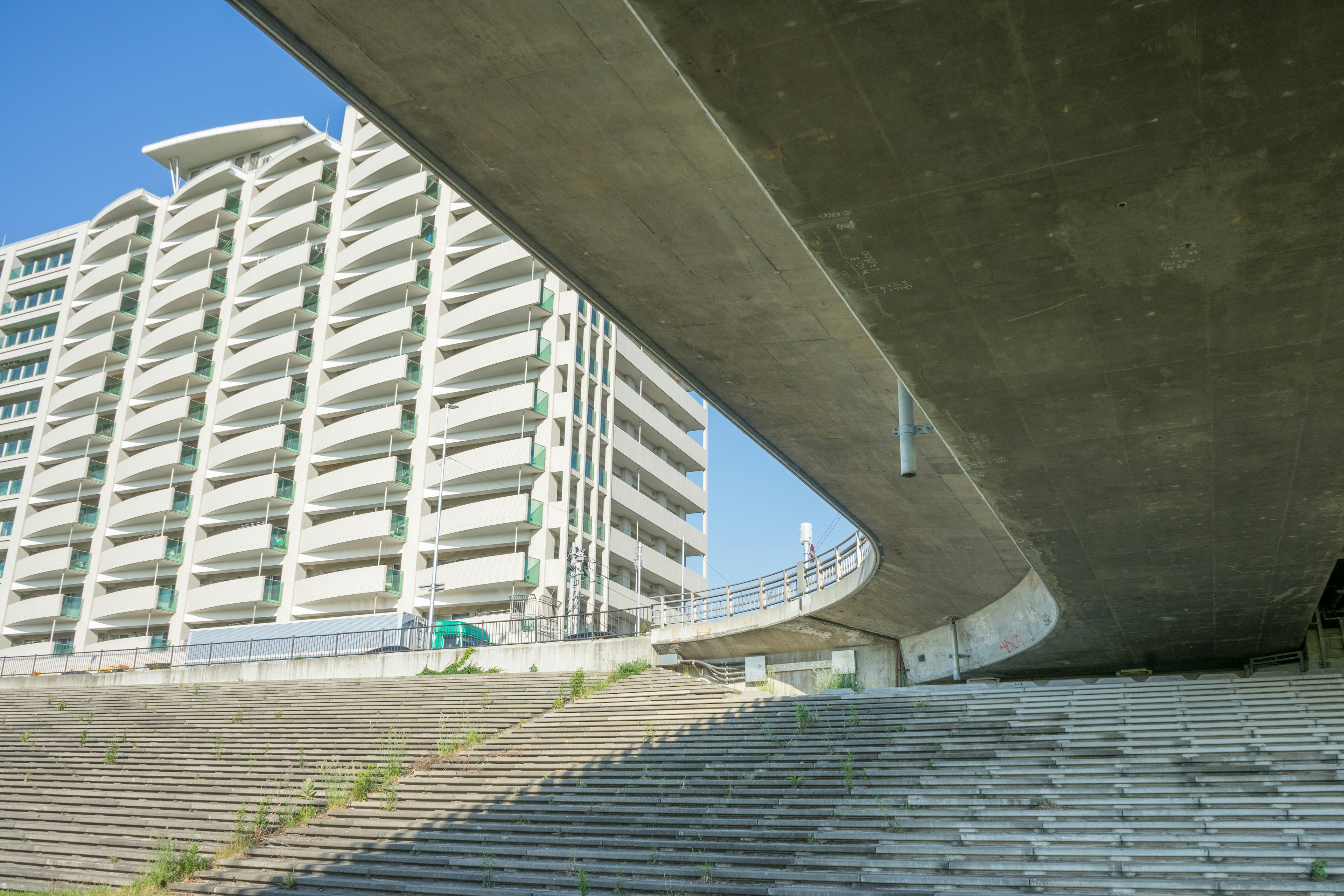 高層ビルとコンクリートの橋の下にある階段の風景