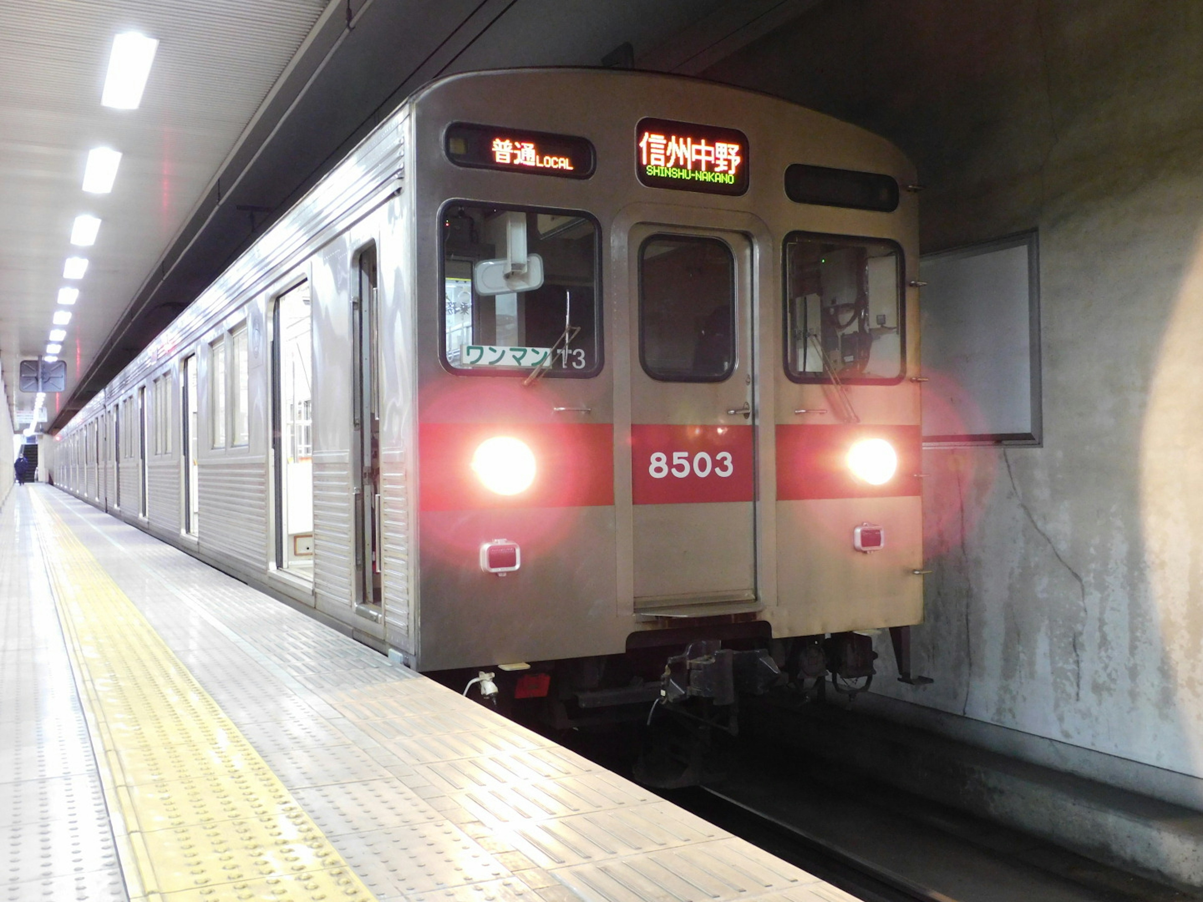 Tren número 8503 llegando a una plataforma de metro