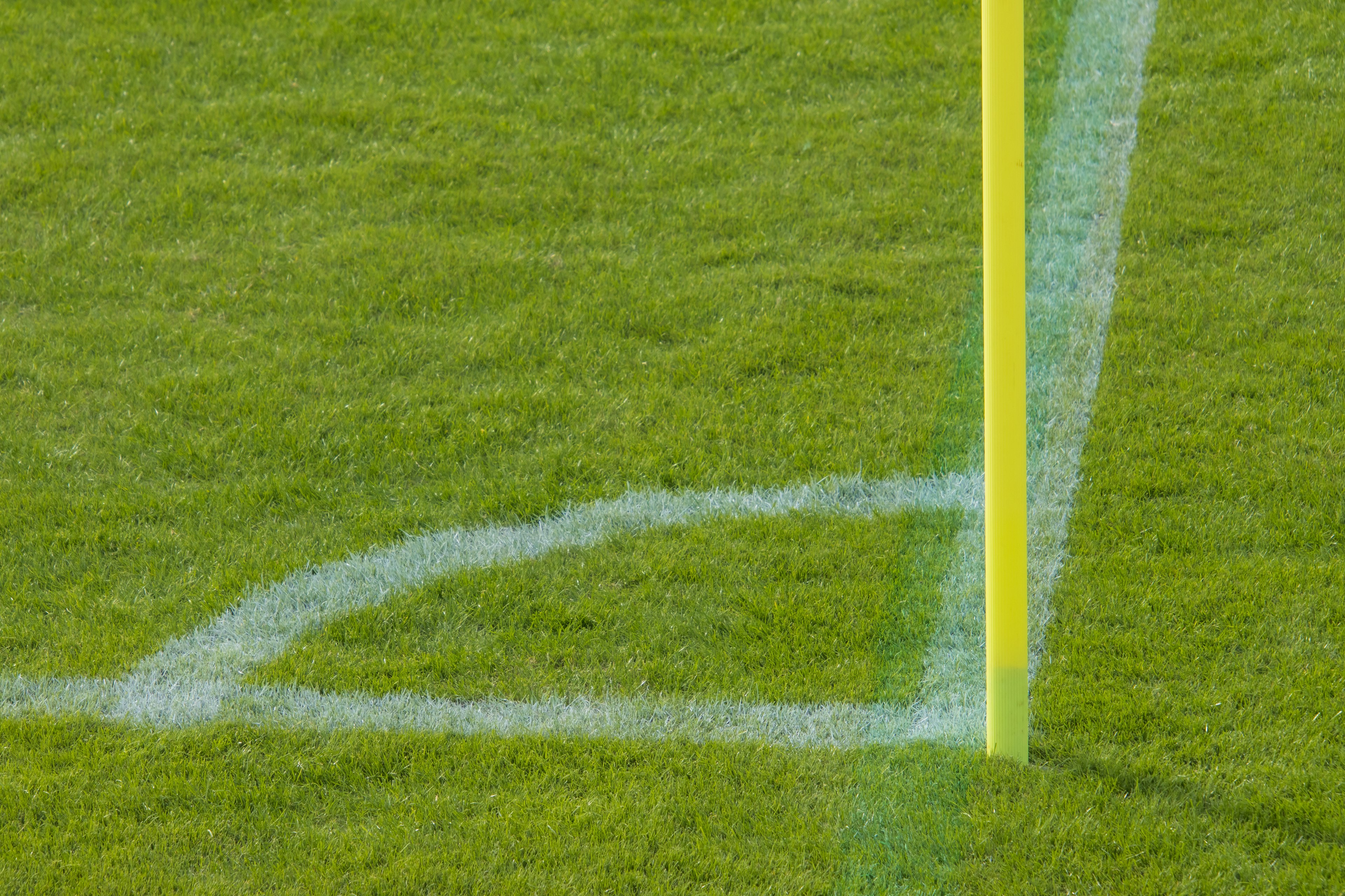 Eckfahne und weiße Linie auf einem Fußballfeld