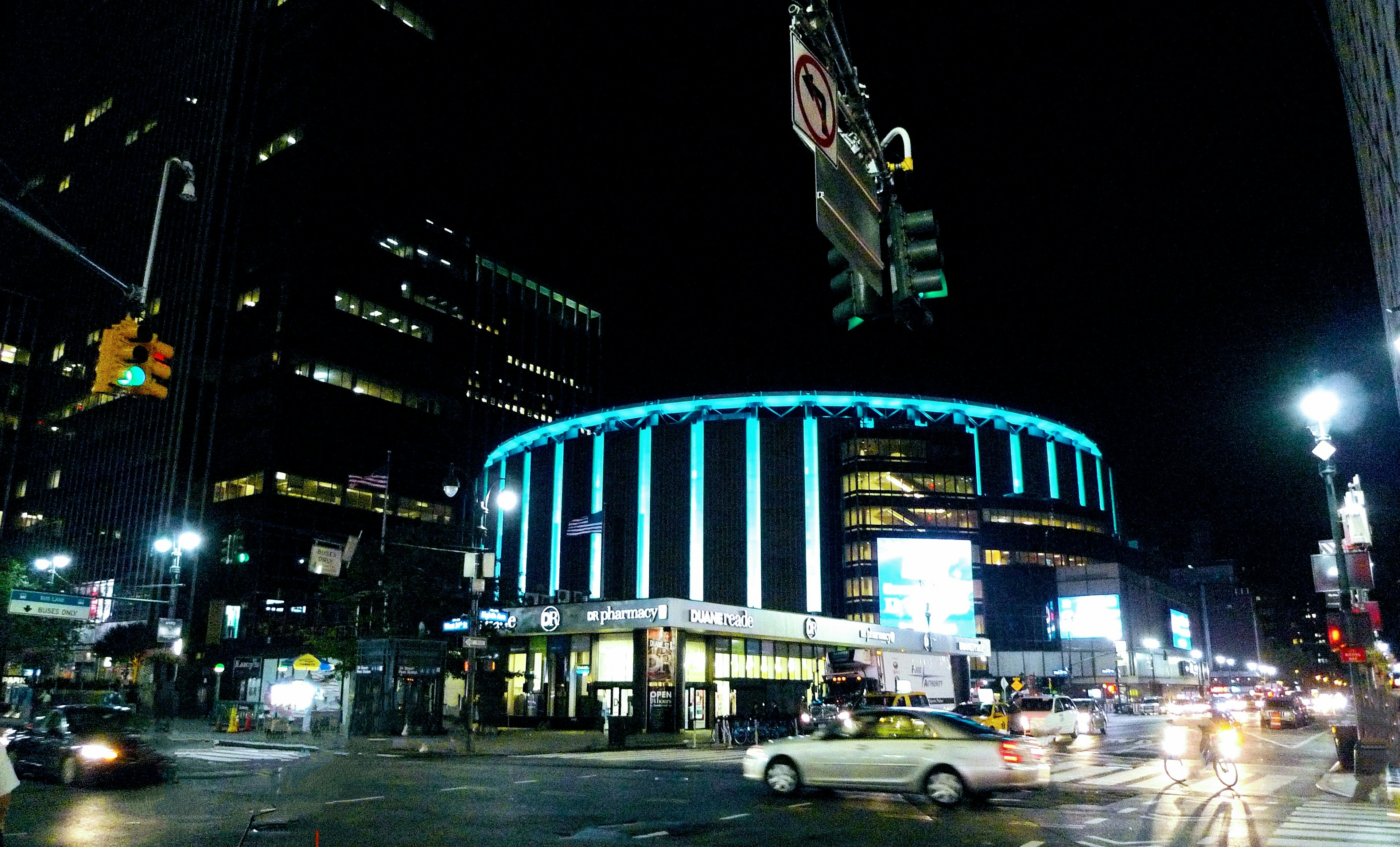 Vista exterior del Madison Square Garden iluminado de azul por la noche