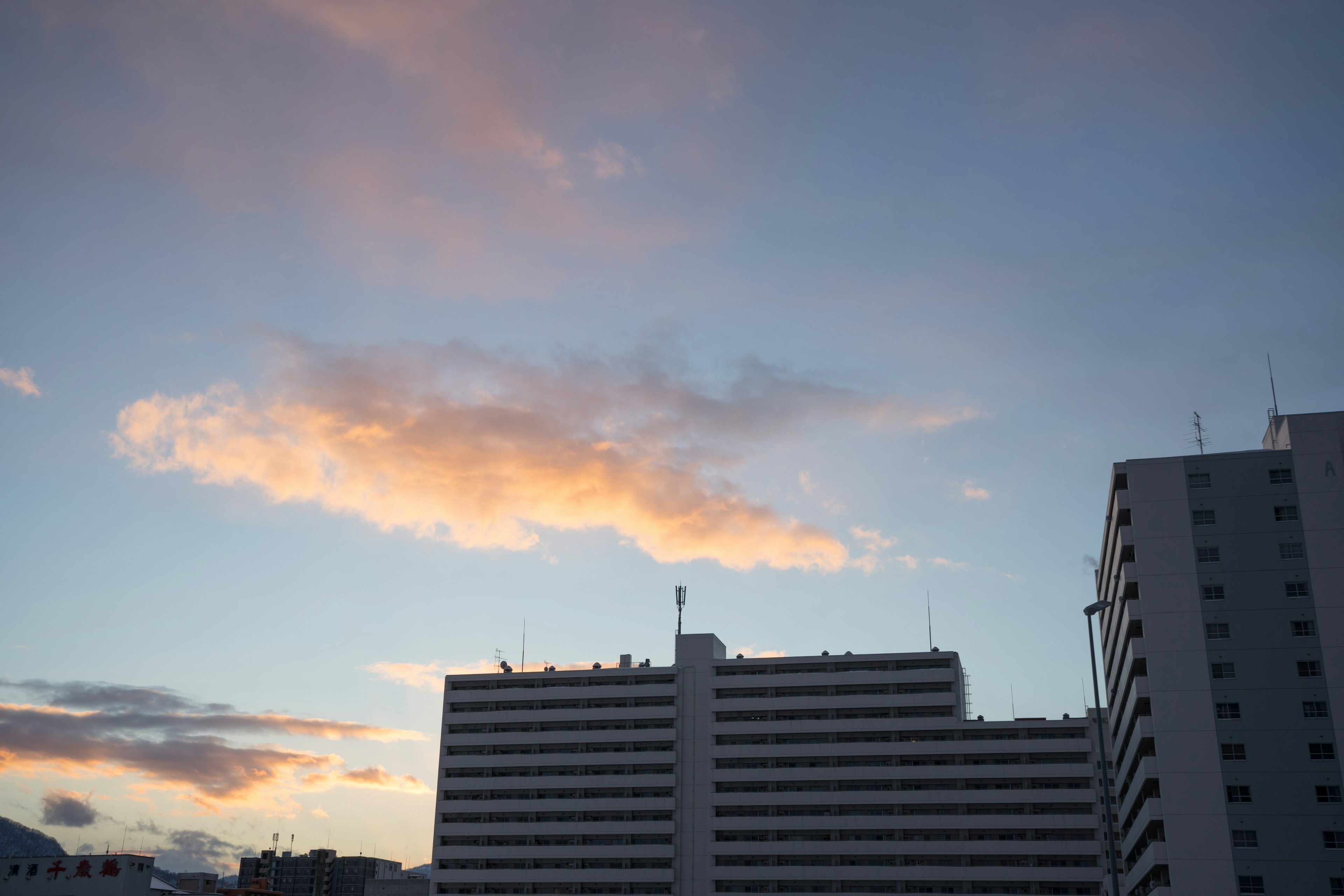 Silhouette von Gebäuden vor einem Sonnenuntergangshimmel