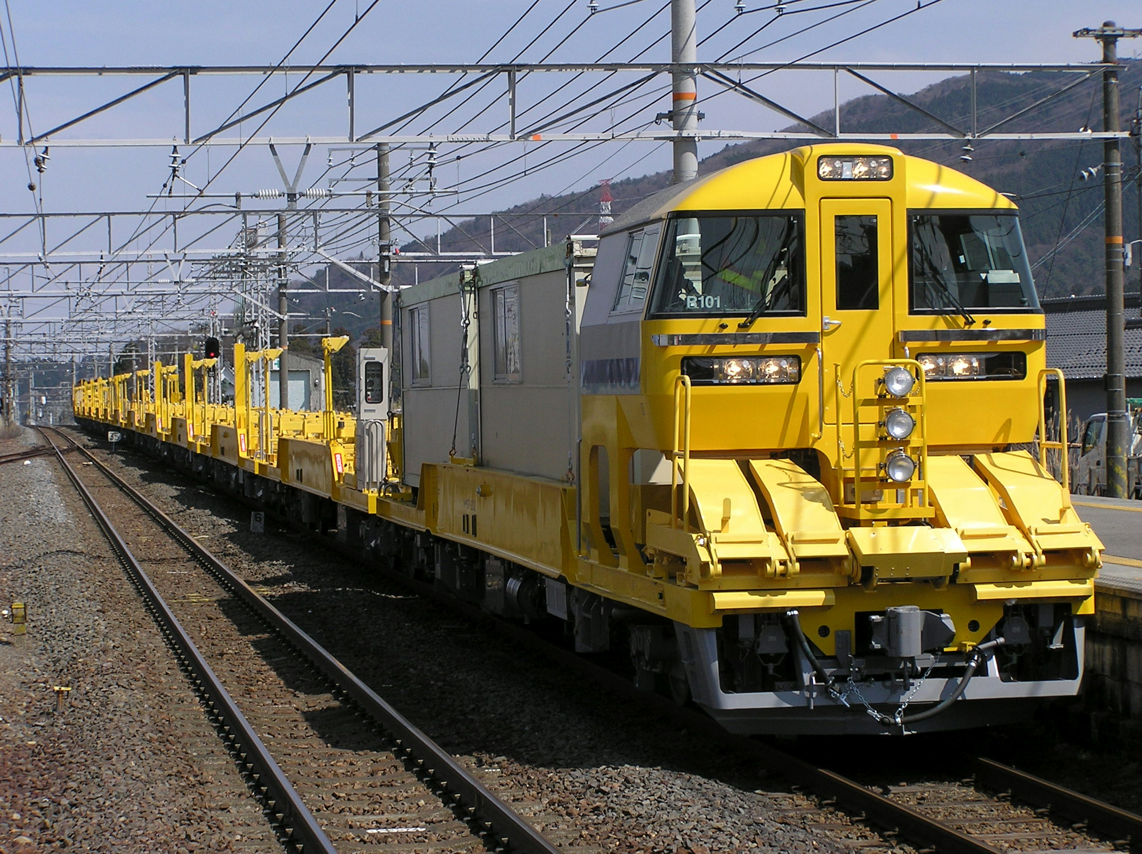 Train de maintenance des rails jaune sur les voies