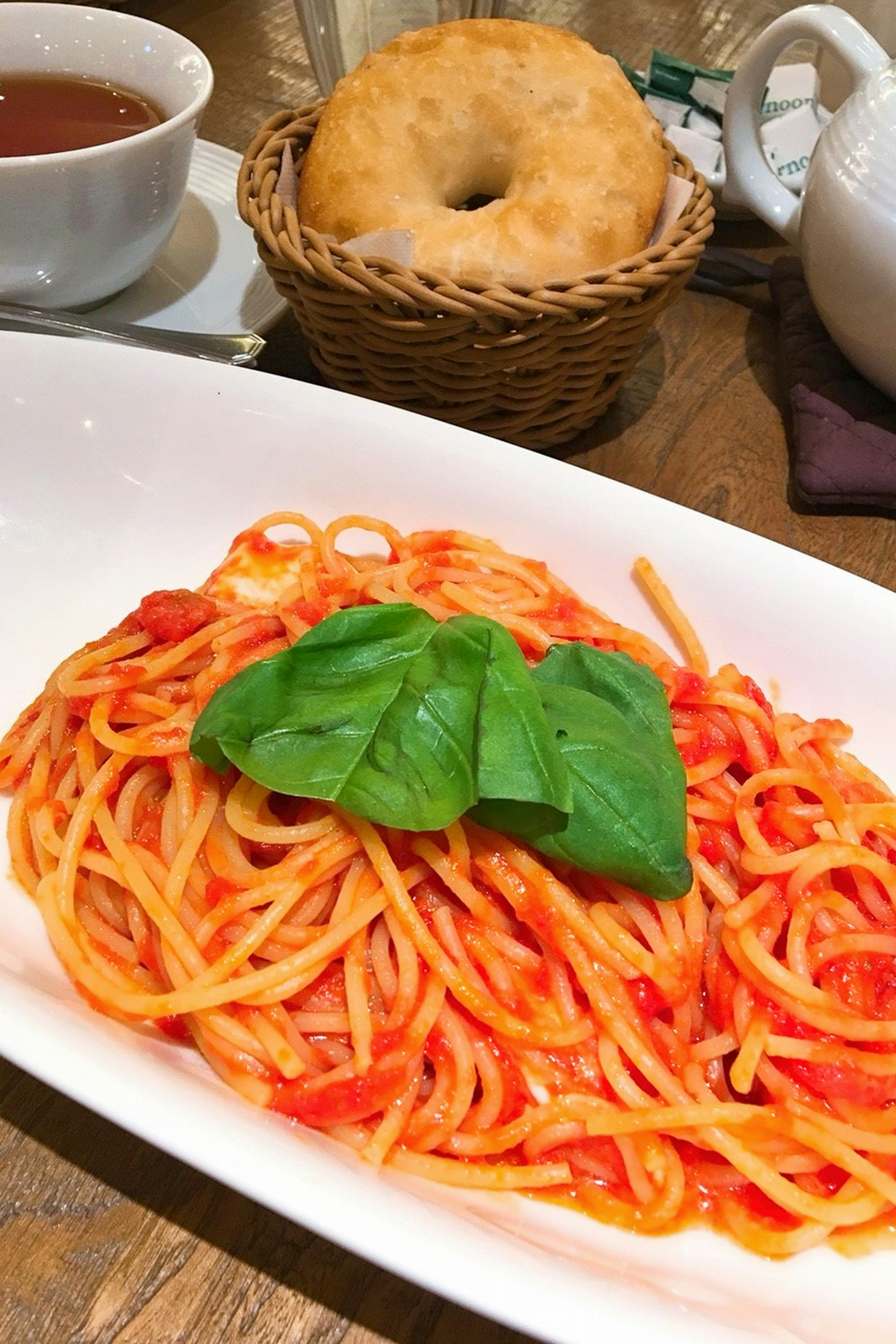 Mì spaghetti với sốt cà chua và lá húng quế tươi