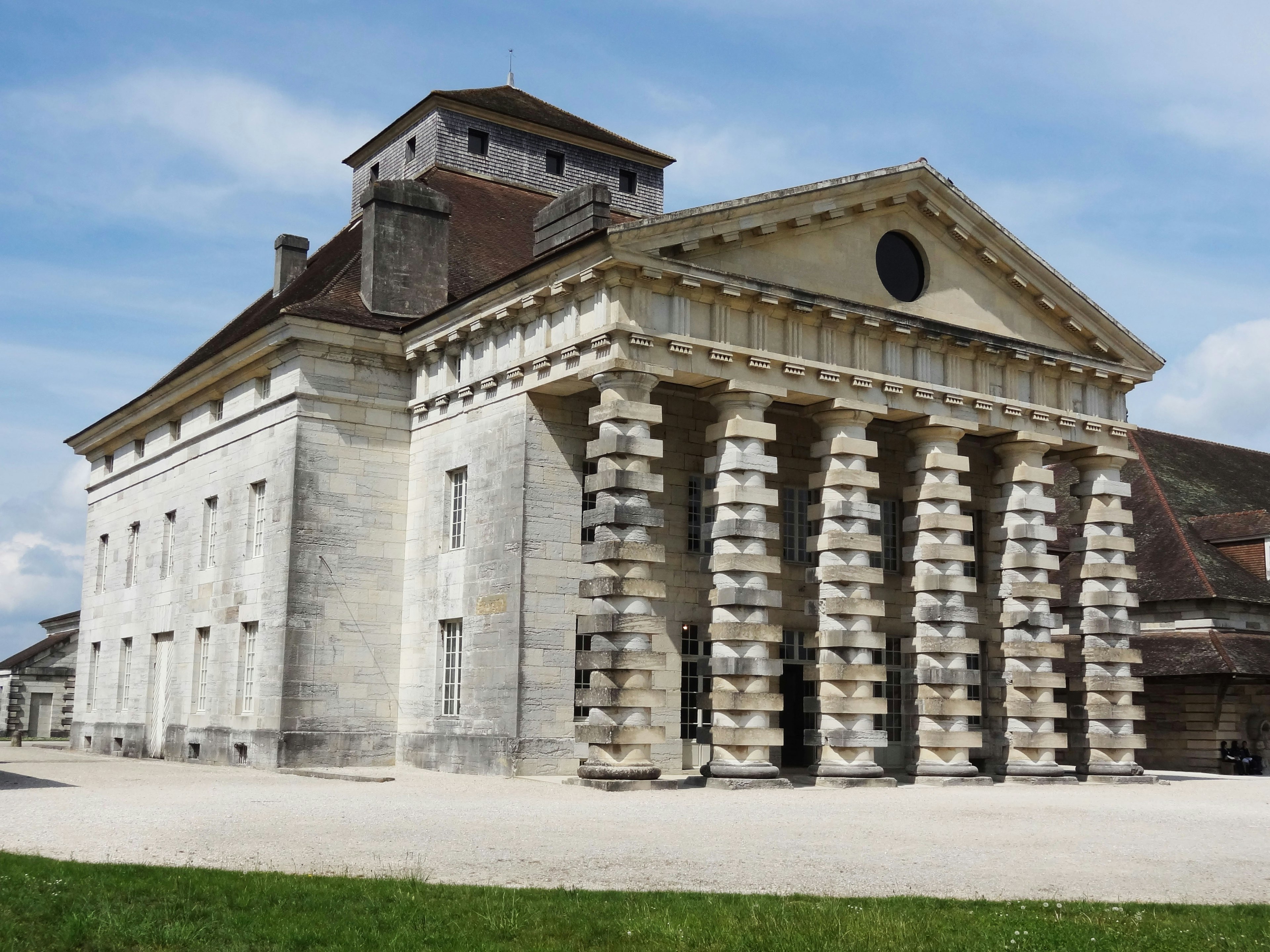 Bâtiment au style classique avec des colonnes distinctives