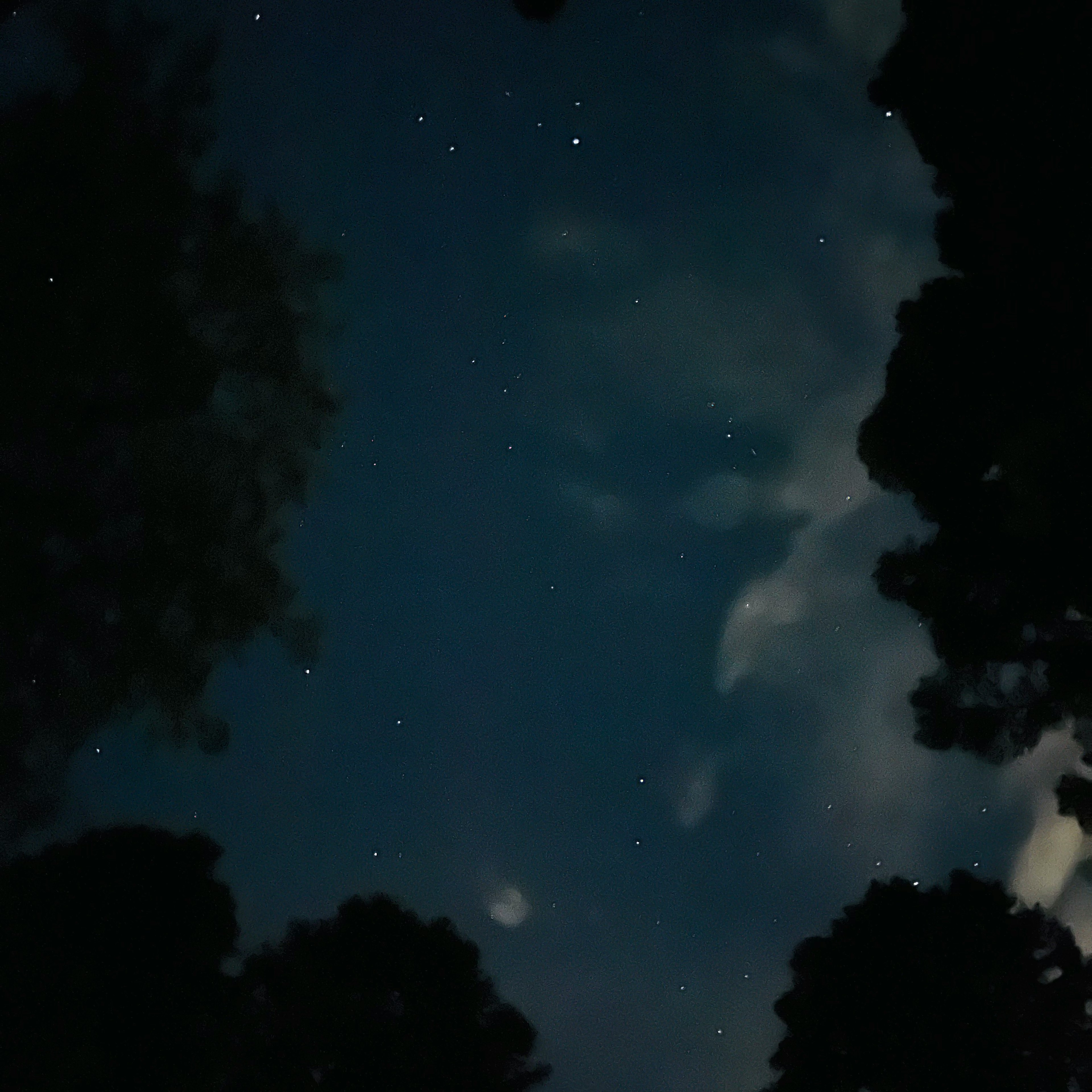 星空と雲が広がる夜の風景