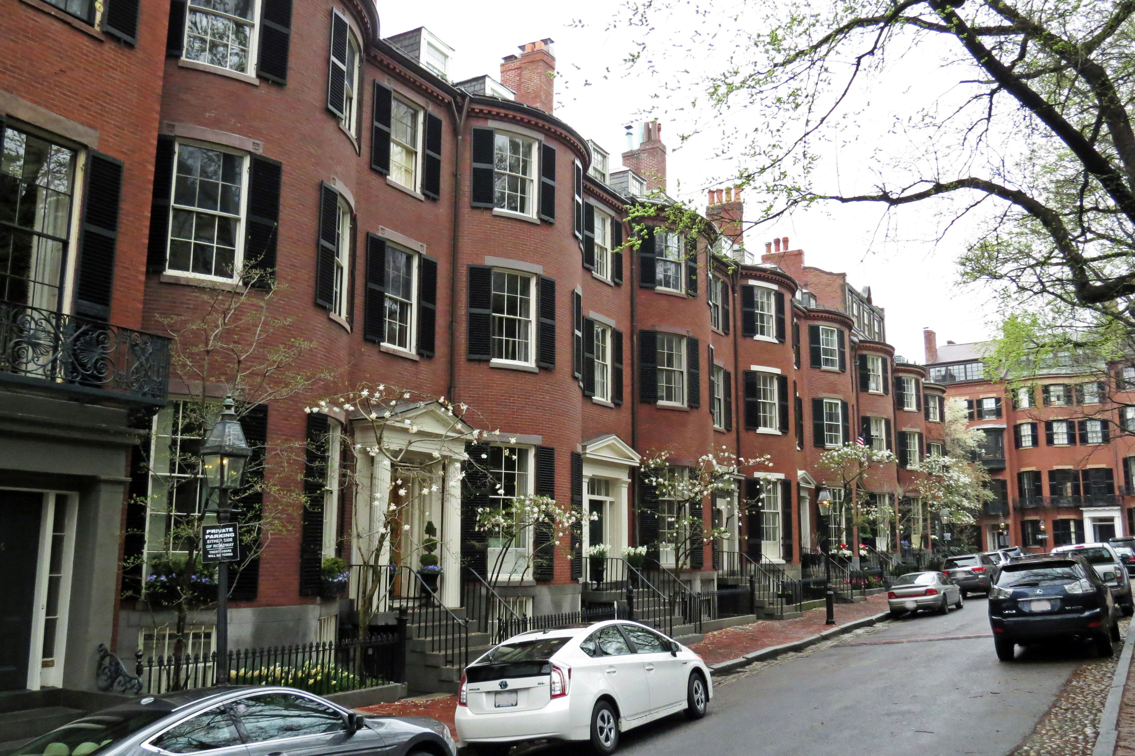 Vue de rue de maisons en pierre brune historiques à Boston