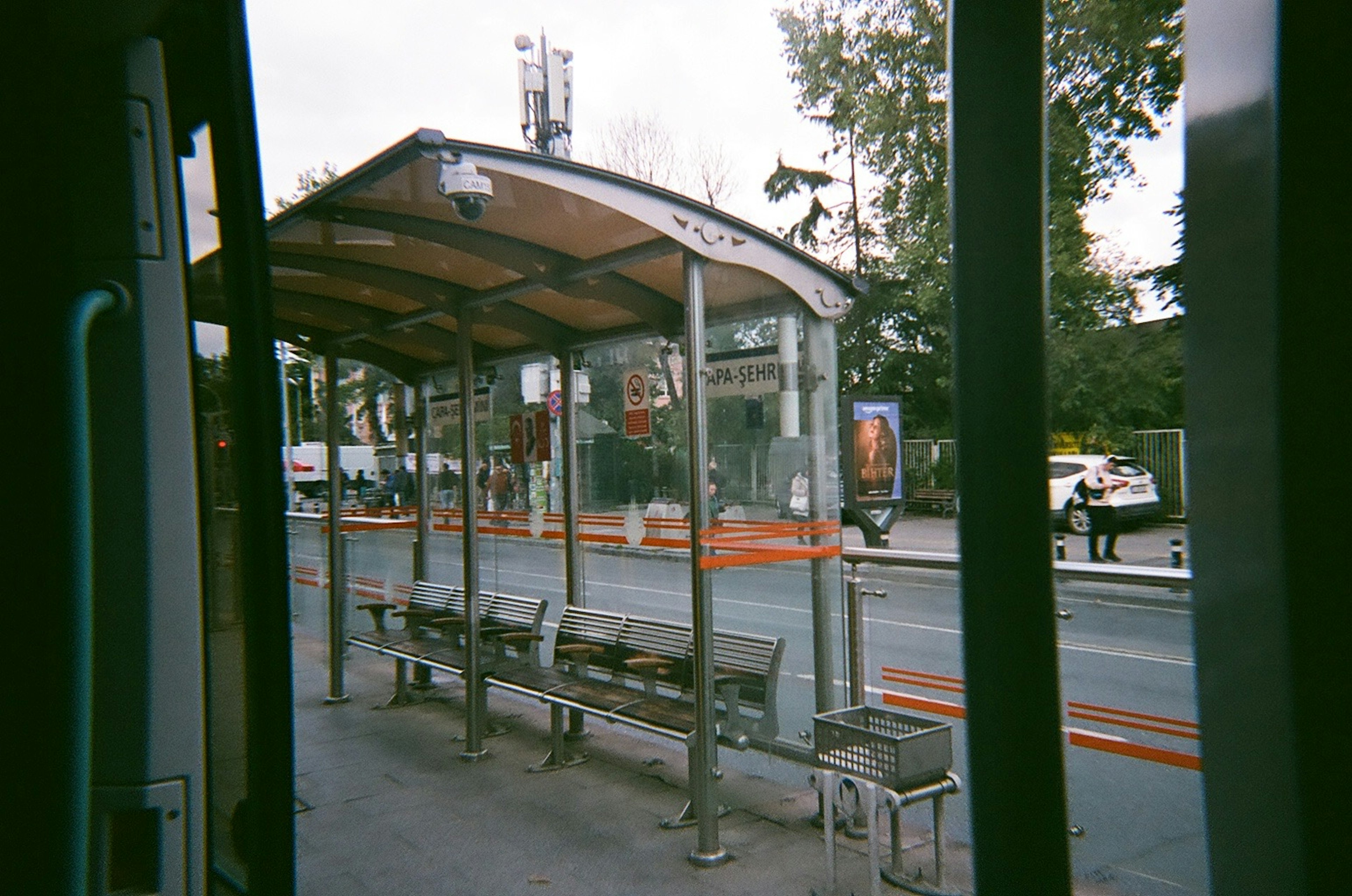 Vista di una fermata dell'autobus con un rifugio moderno e panchine