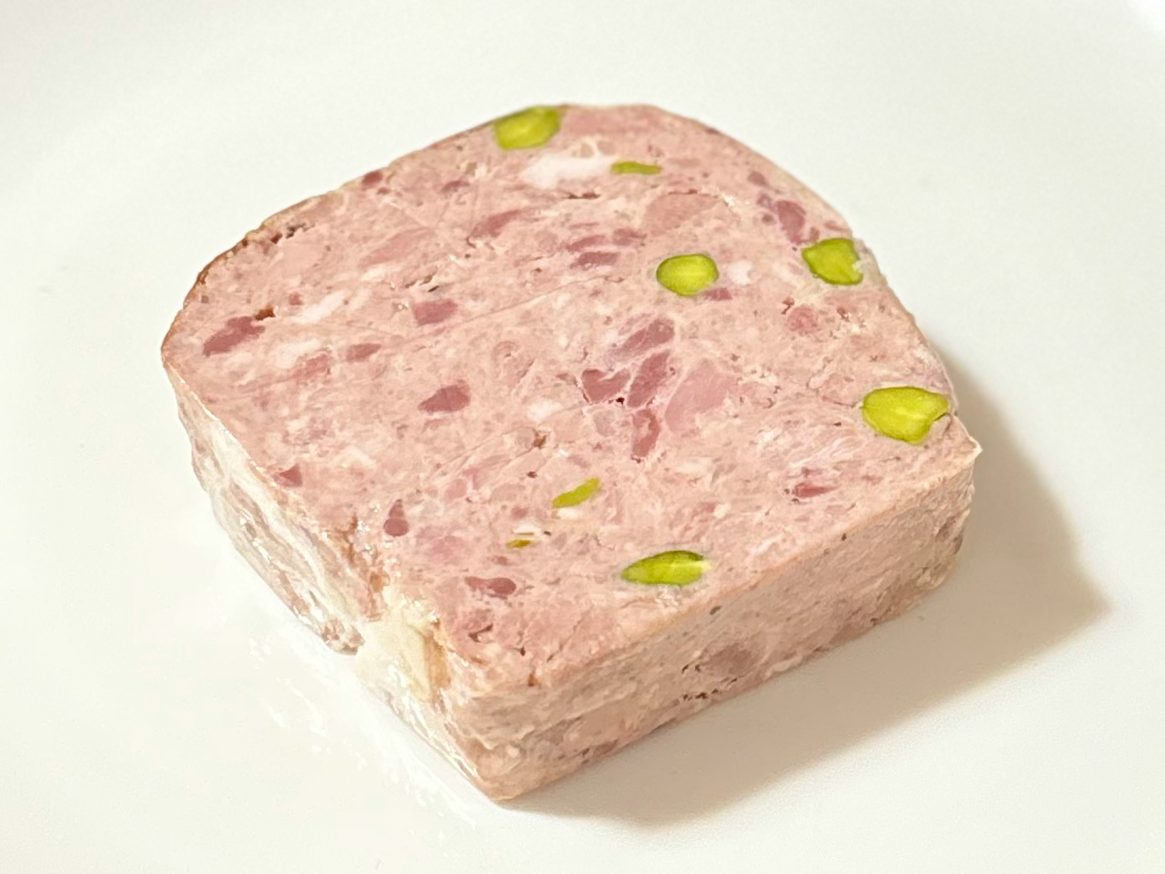 Bloque de terrina de carne con pistachos verdes esparcidos