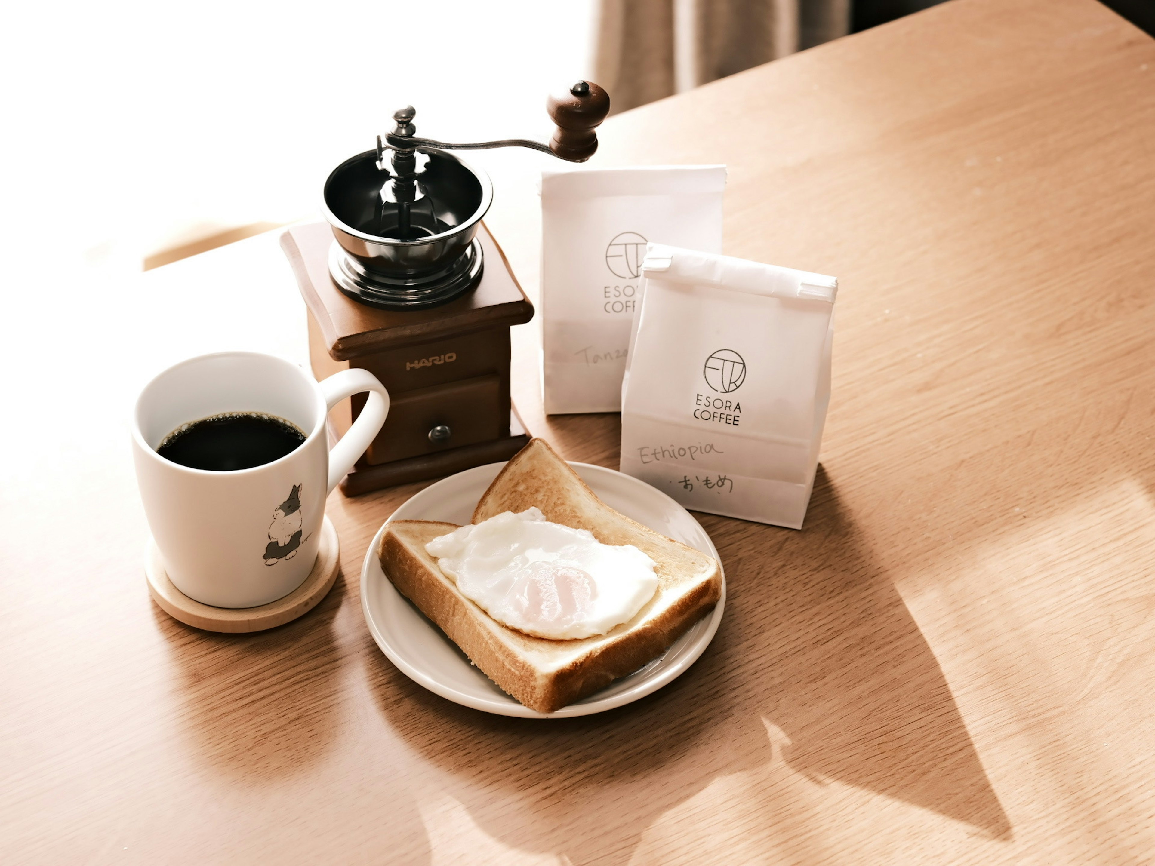 Frühstücksszene mit Kaffee und Toast