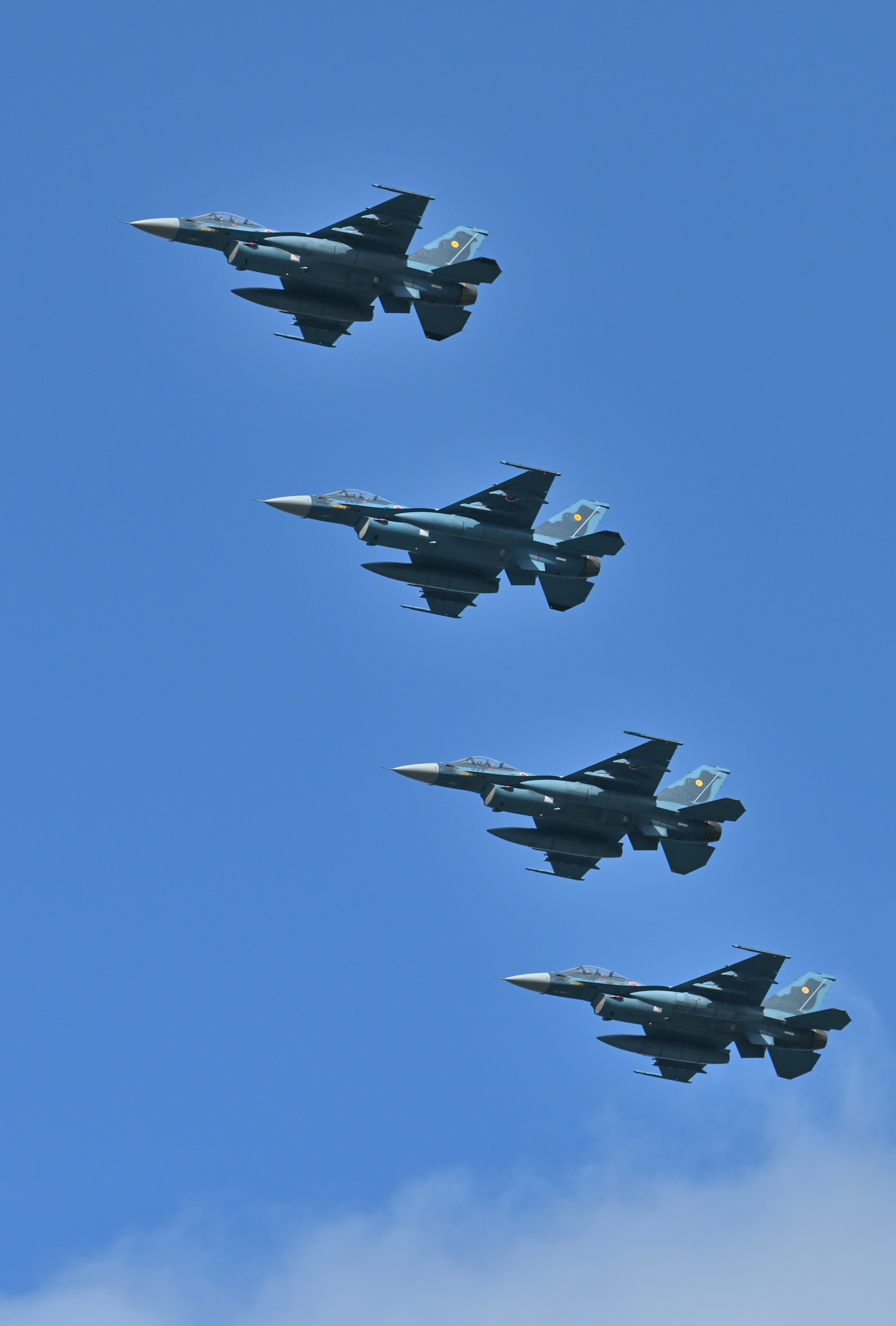 Formation von Kampfjets, die gegen einen blauen Himmel fliegen